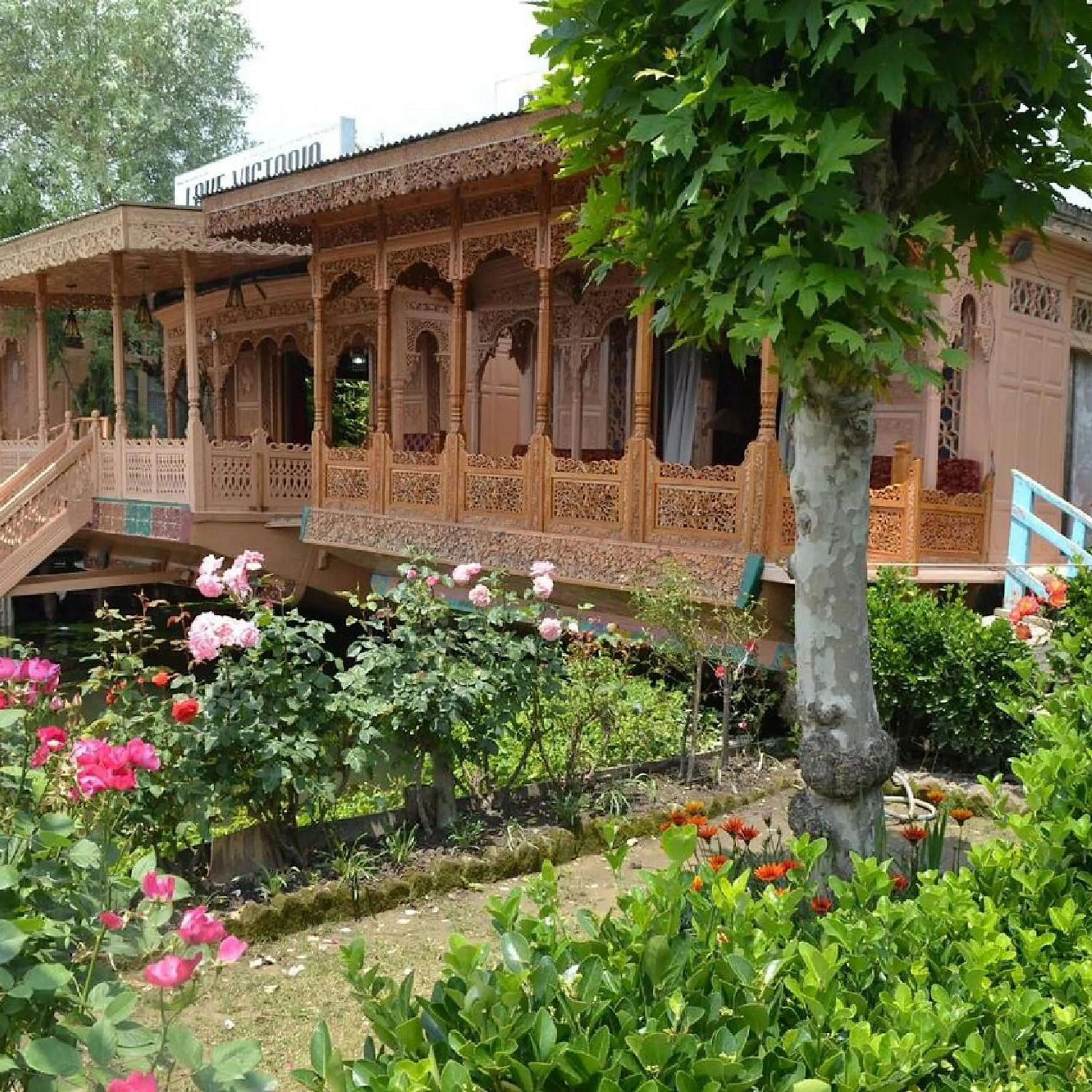 Property building in The Heritage Group Of Houseboats