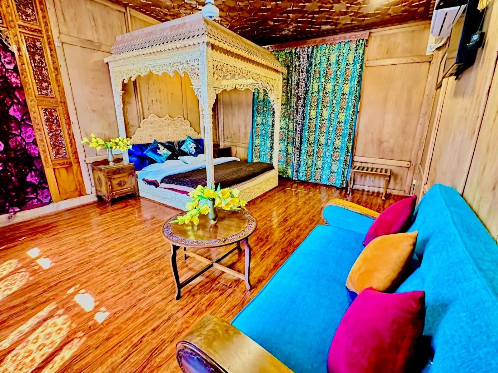 Communal lounge/ TV room in The Heritage Group Of Houseboats