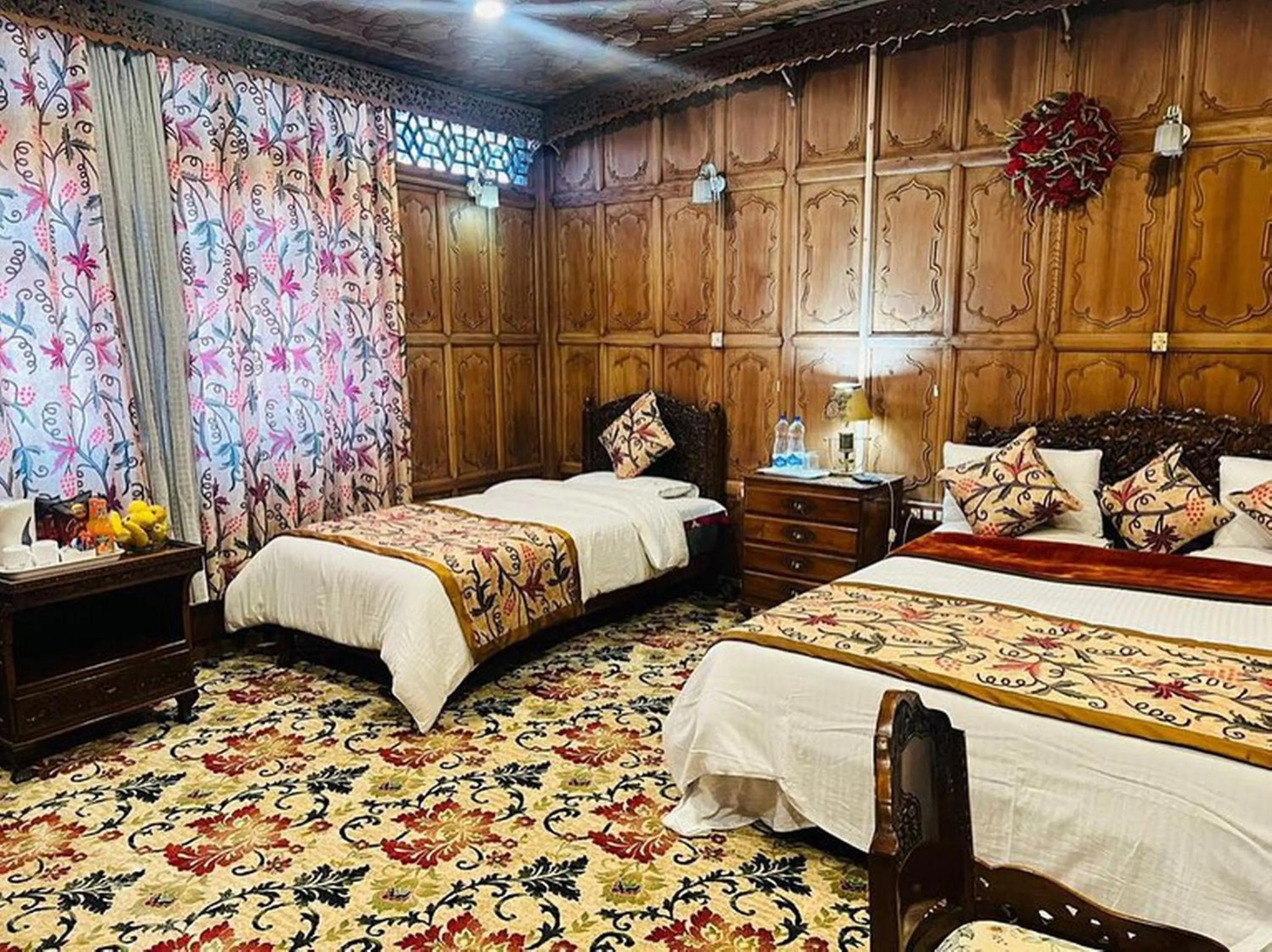 Bed in The Heritage Group Of Houseboats