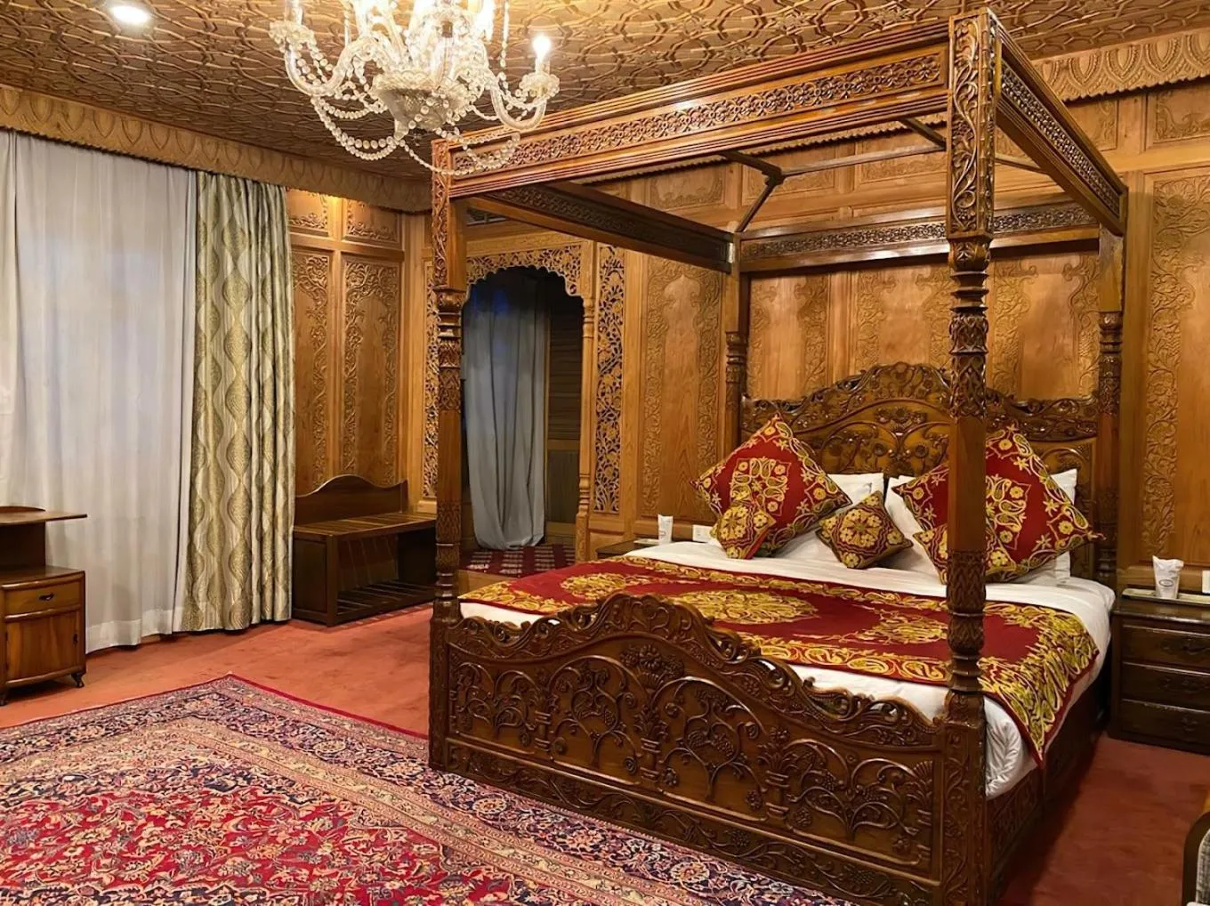 Bed in The Heritage Group Of Houseboats