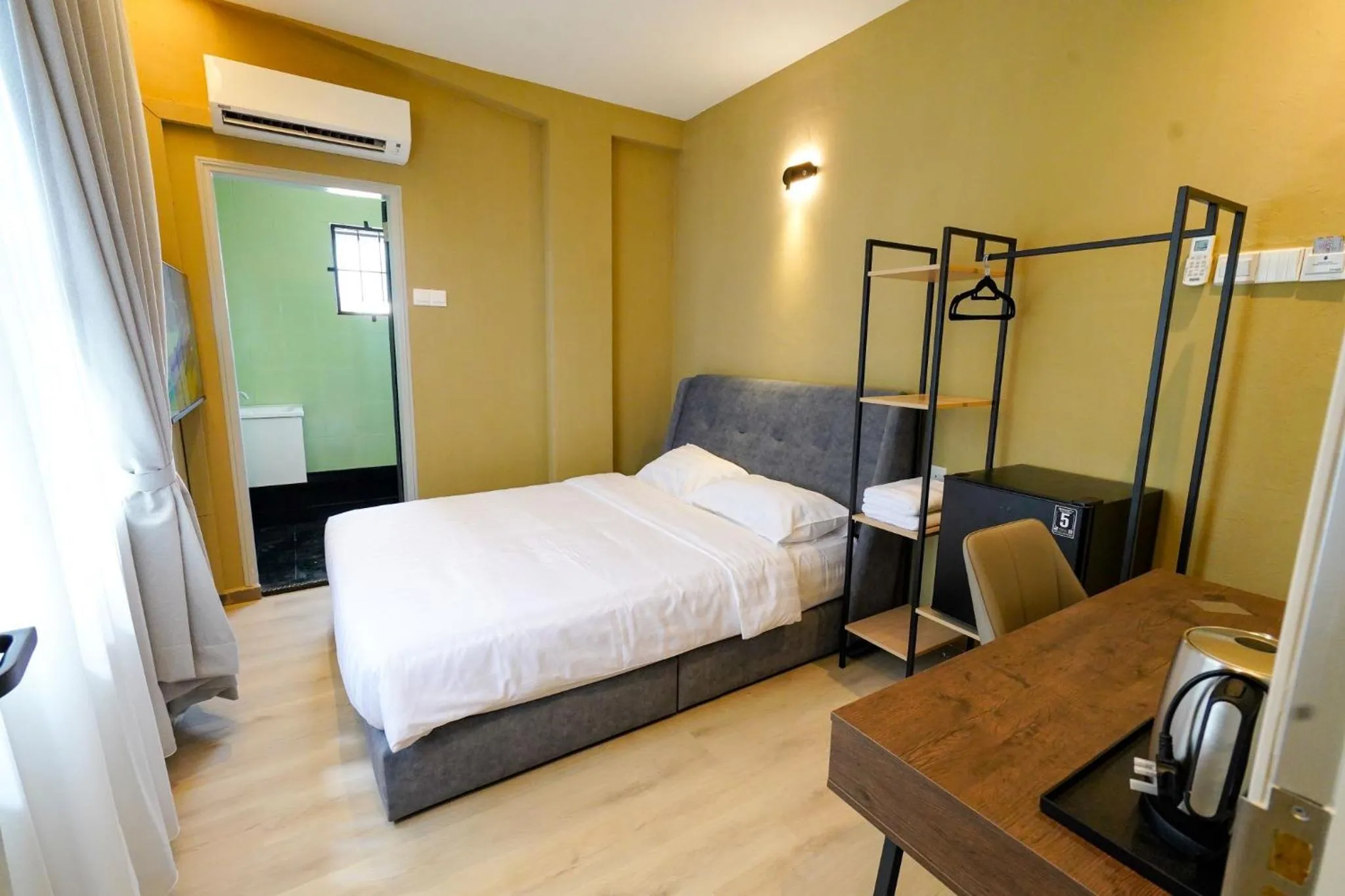 Bedroom, Bed in Robin Hotel