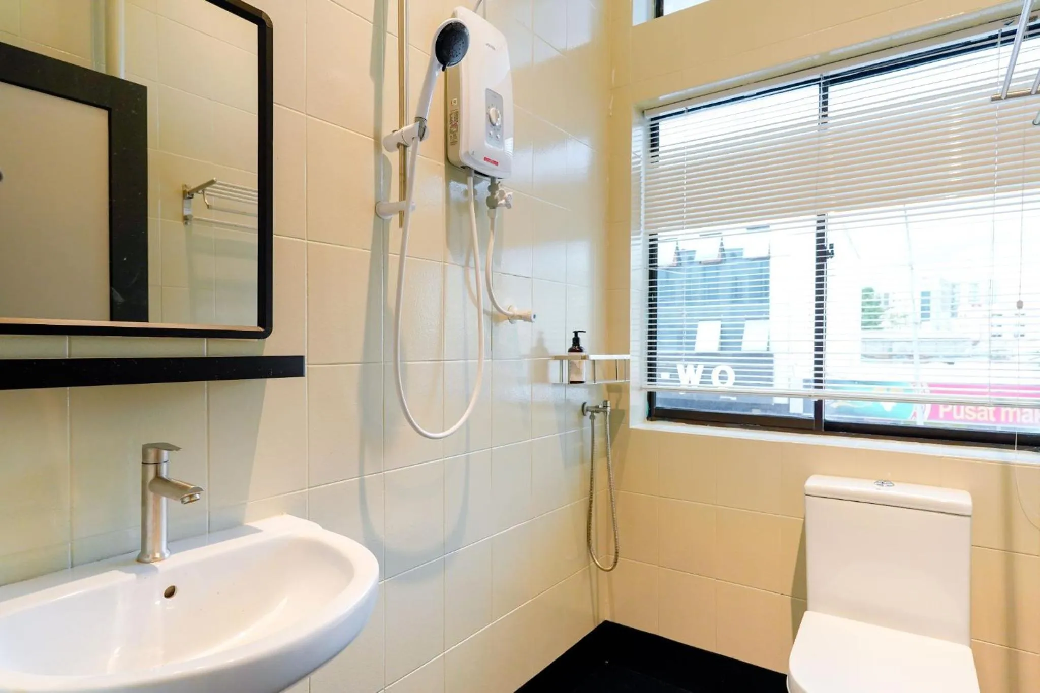 Toilet in Robin Hotel