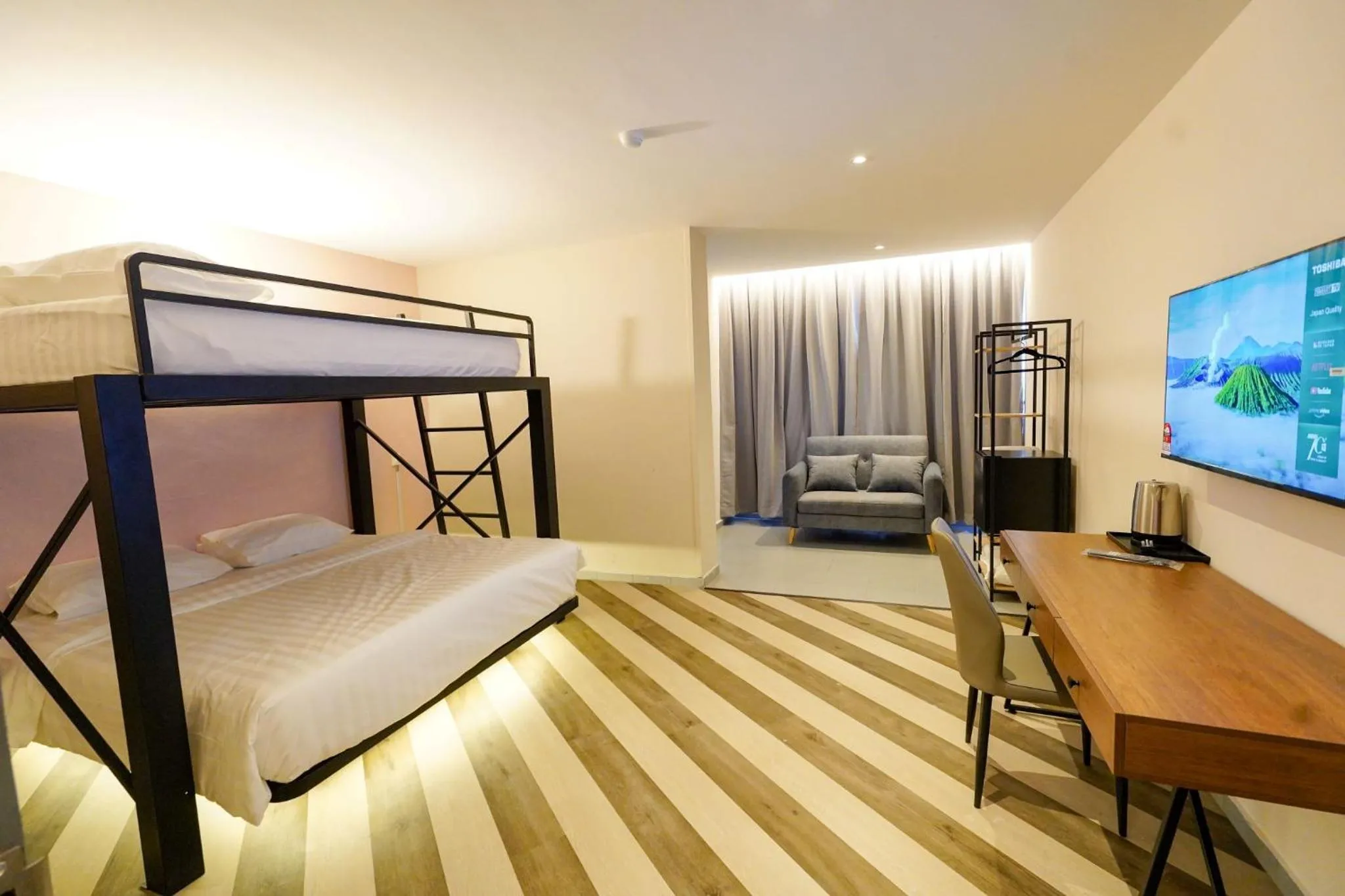 bunk bed, Bed in Robin Hotel