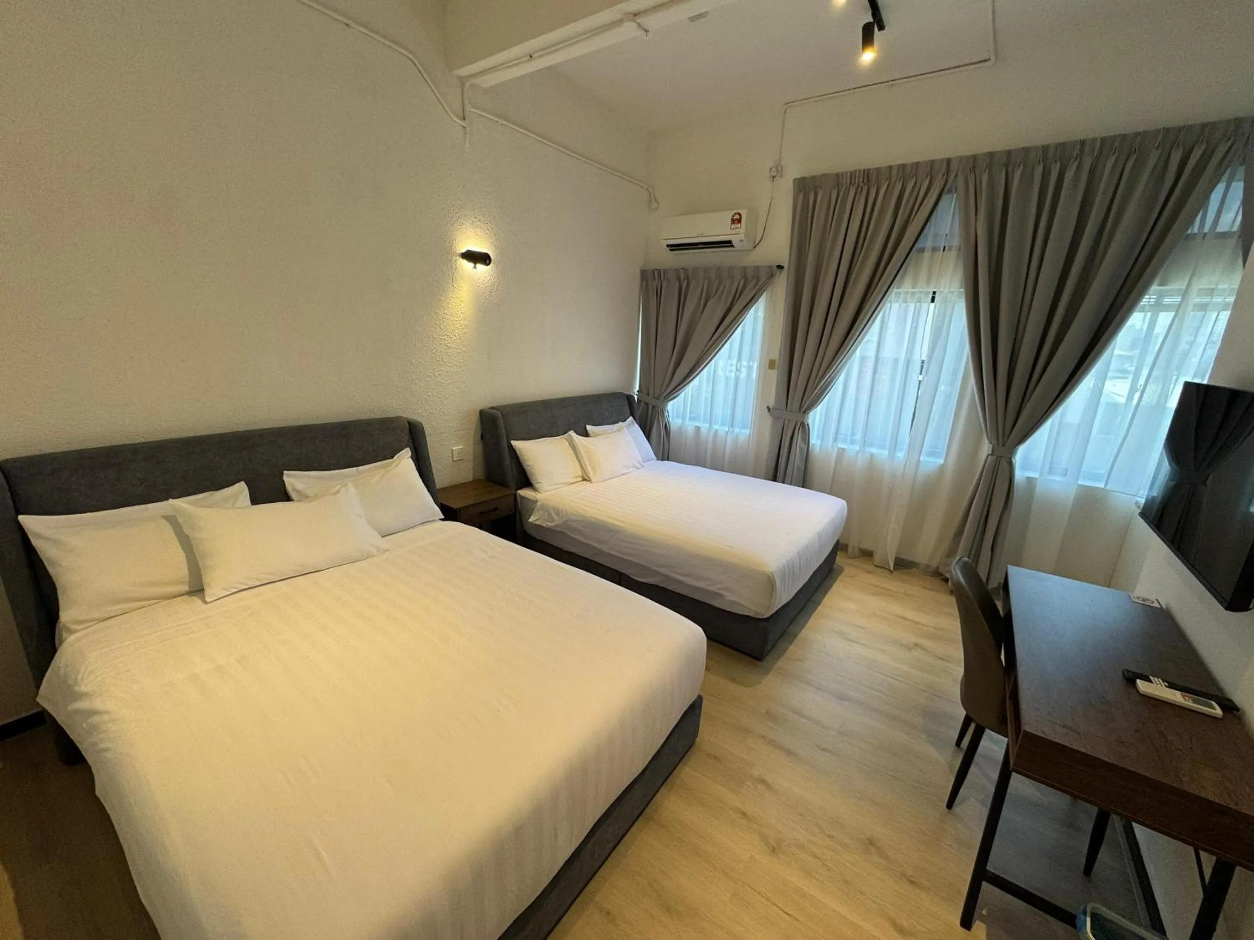 Bedroom, Bed in Robin Hotel