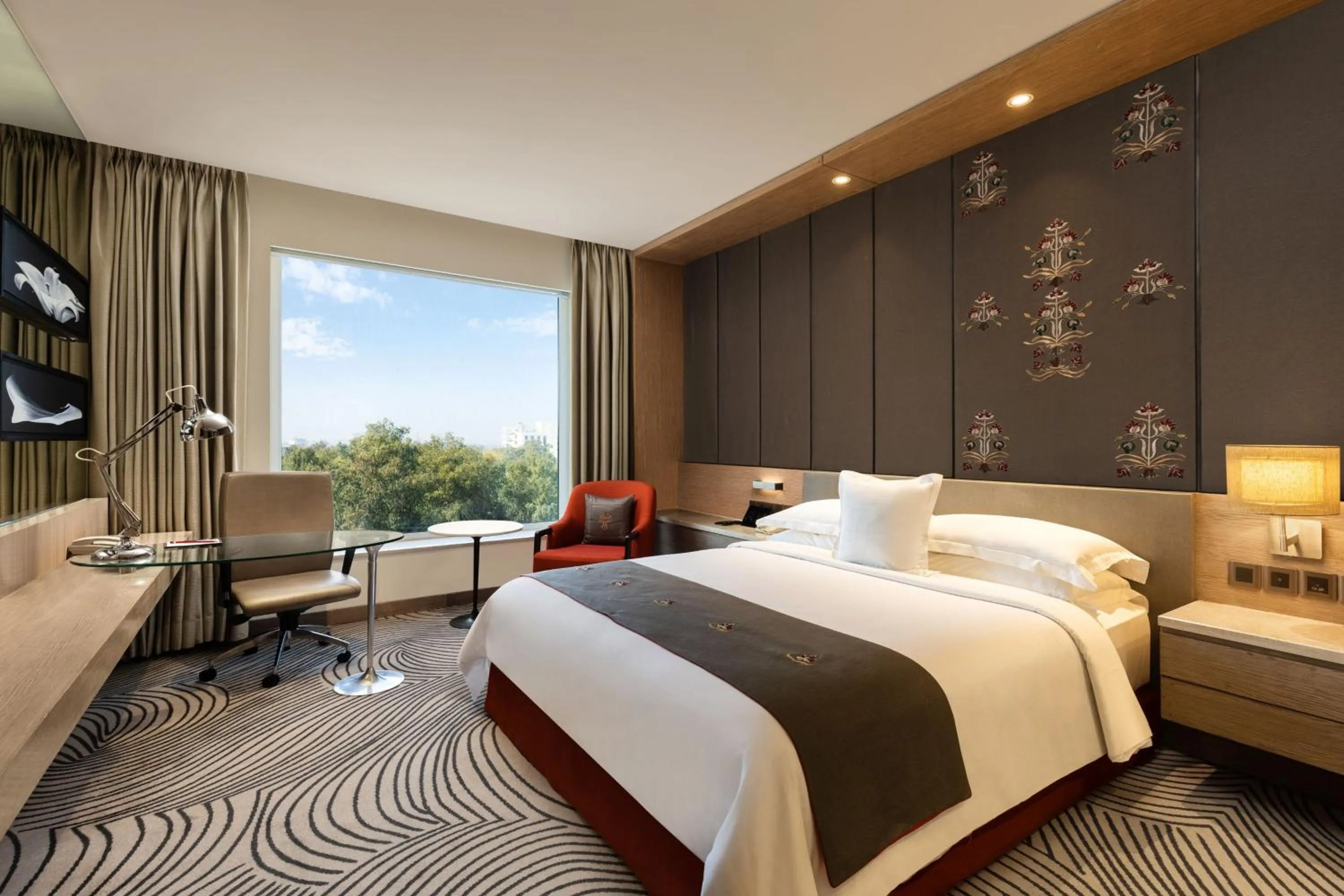 Lounge or bar, Bed in Sheraton New Delhi Hotel