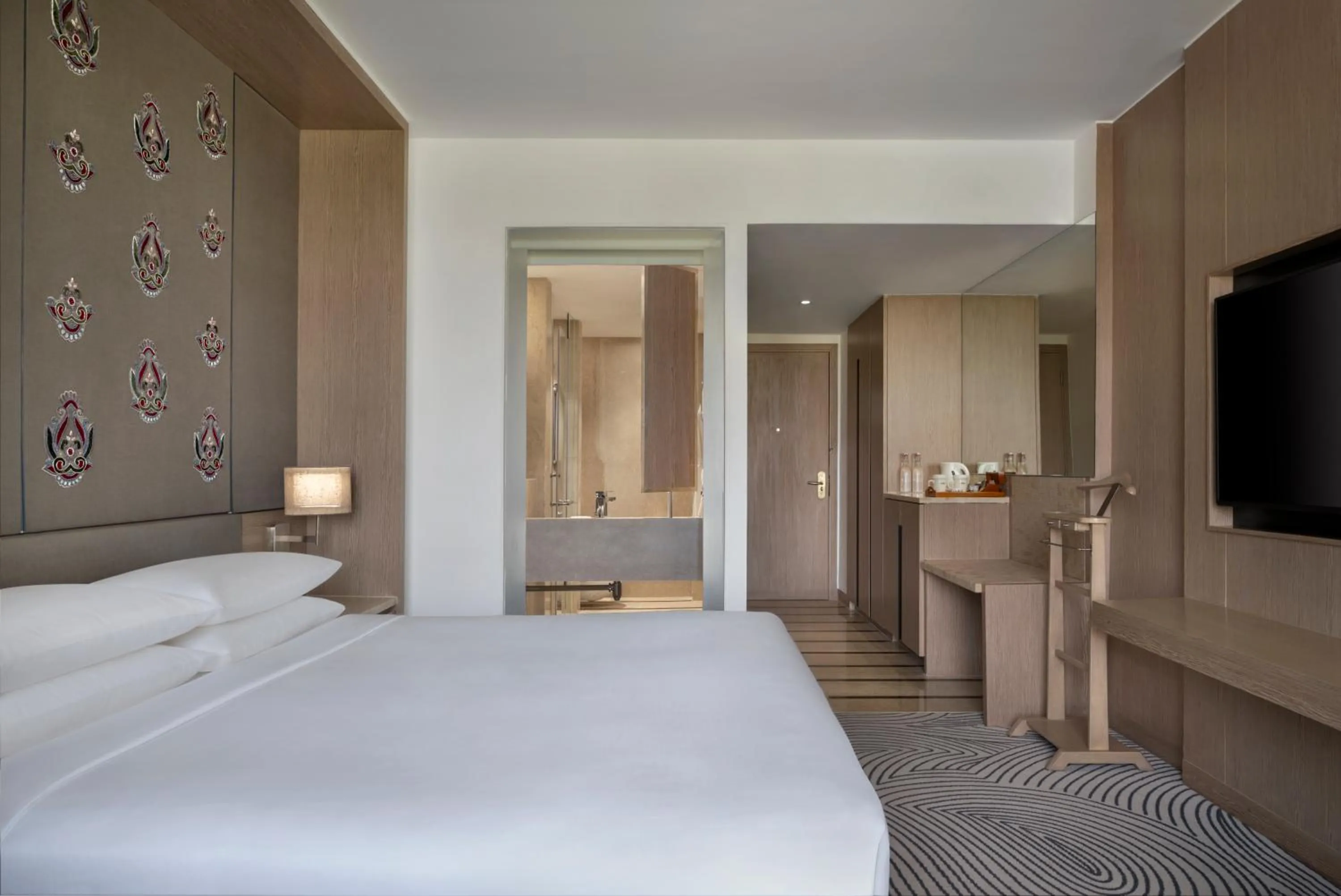 Bedroom, Bed in Sheraton New Delhi Hotel