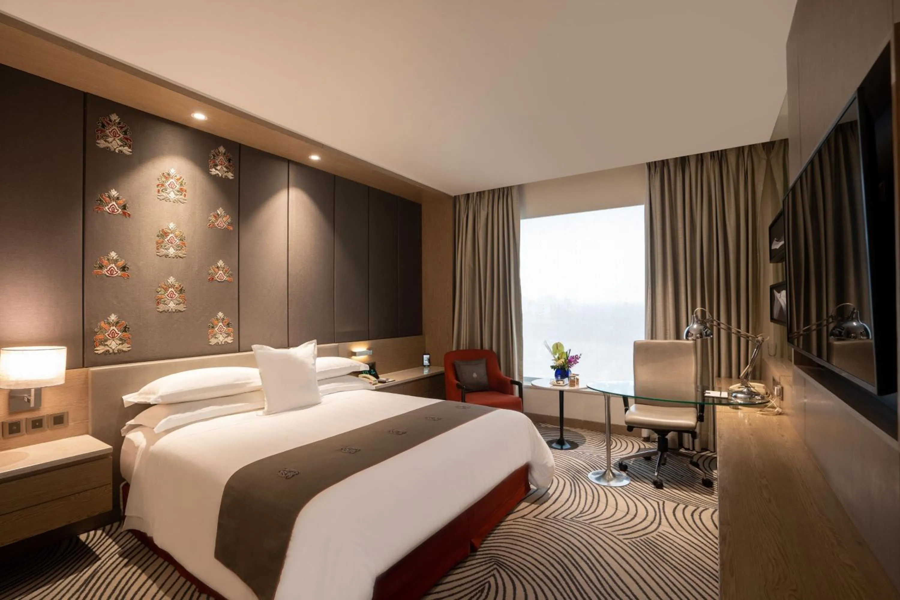 Photo of the whole room, Bed in Sheraton New Delhi Hotel