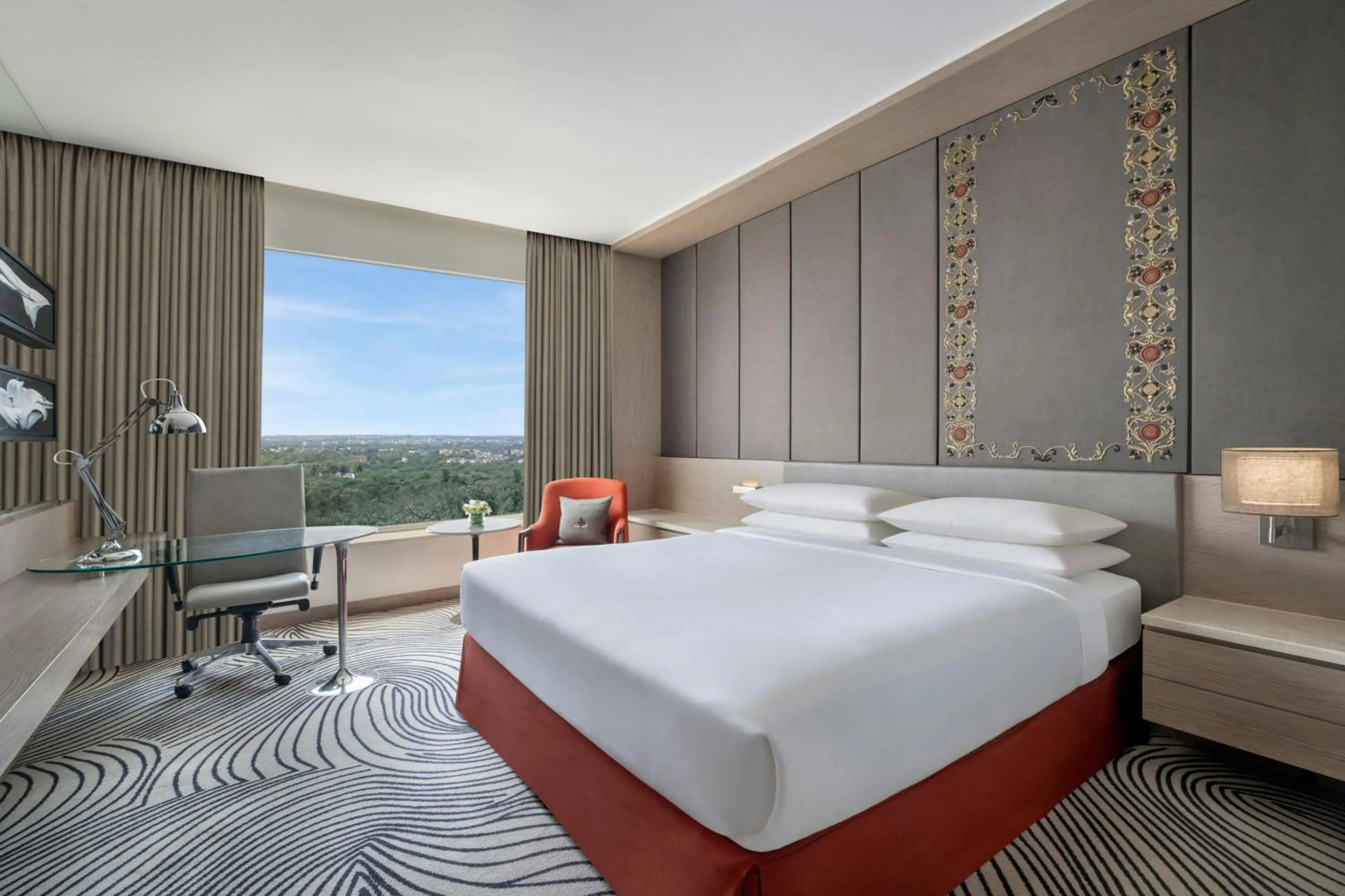 Photo of the whole room, Bed in Sheraton New Delhi Hotel