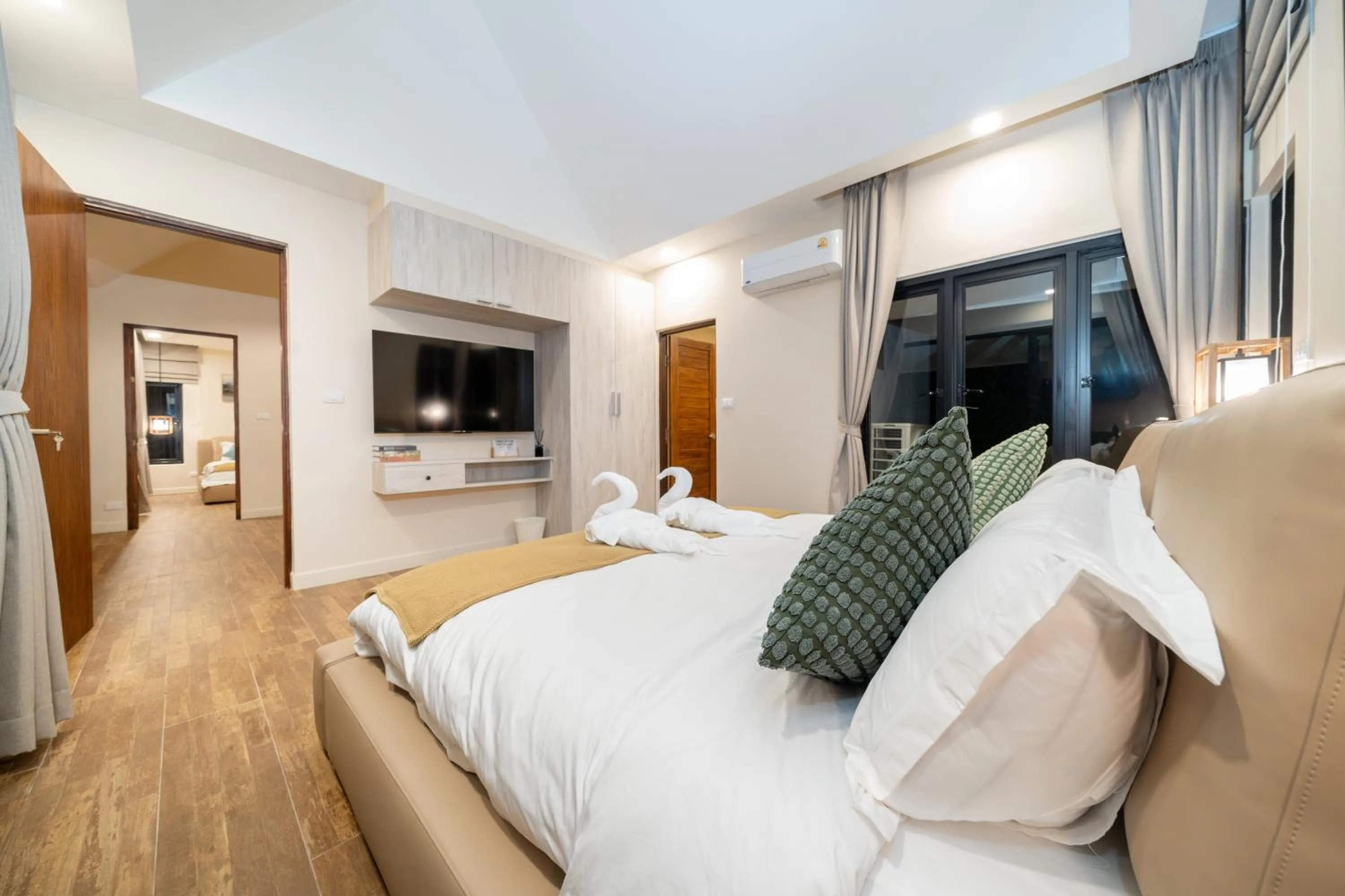 Photo of the whole room, Bed in patong hill villa 3