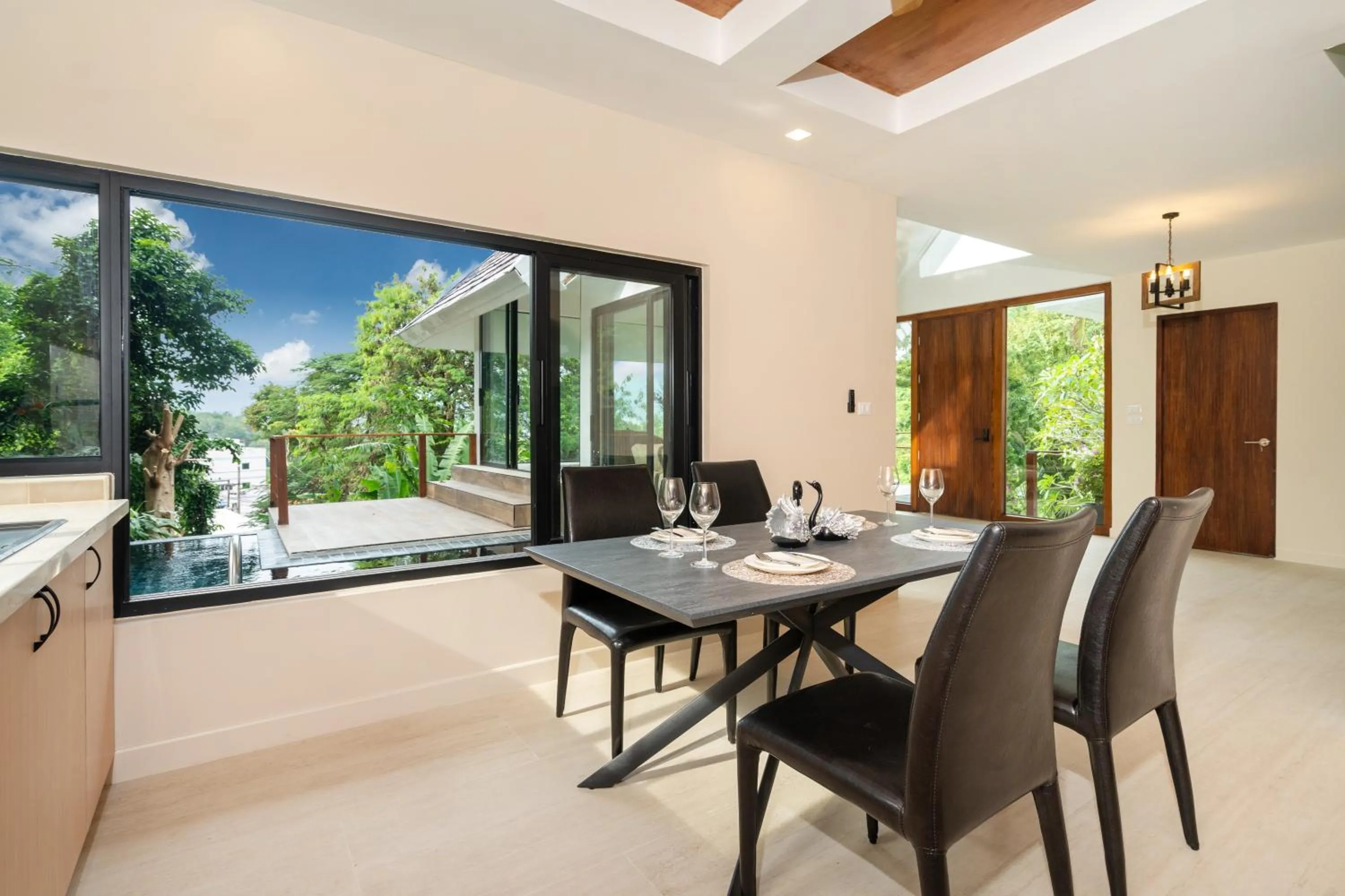 Dining area in patong hill villa 3