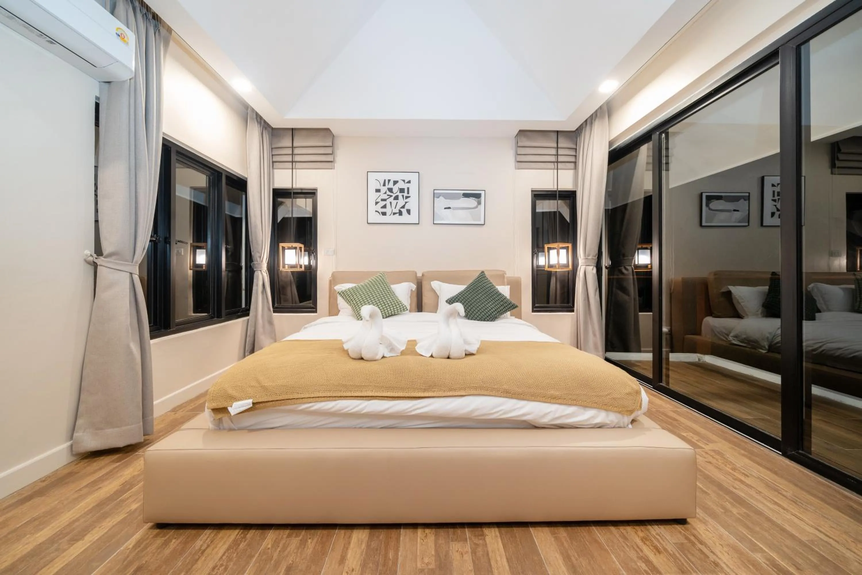 Photo of the whole room, Bed in patong hill villa 3