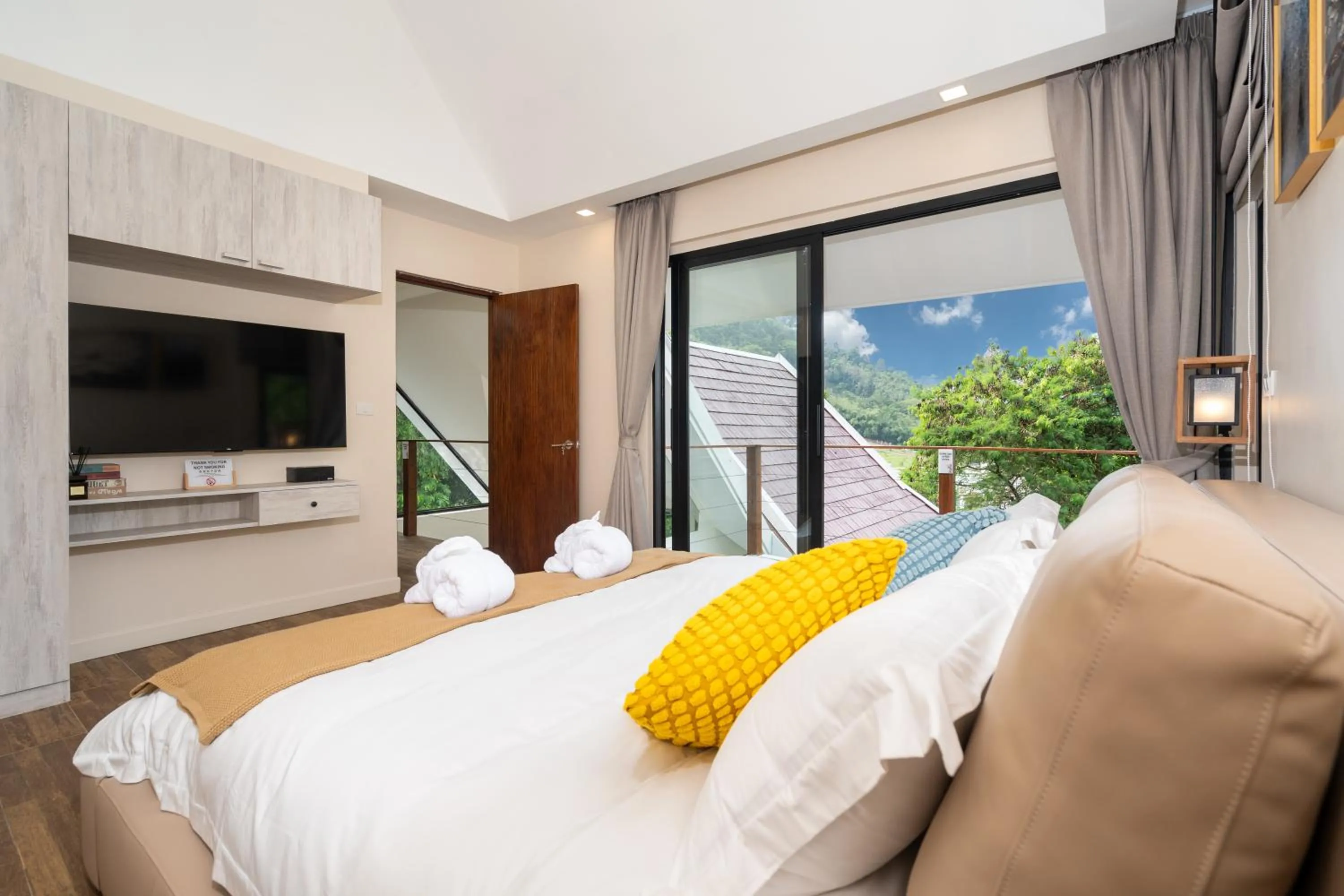 TV and multimedia, Bed in patong hill villa 3