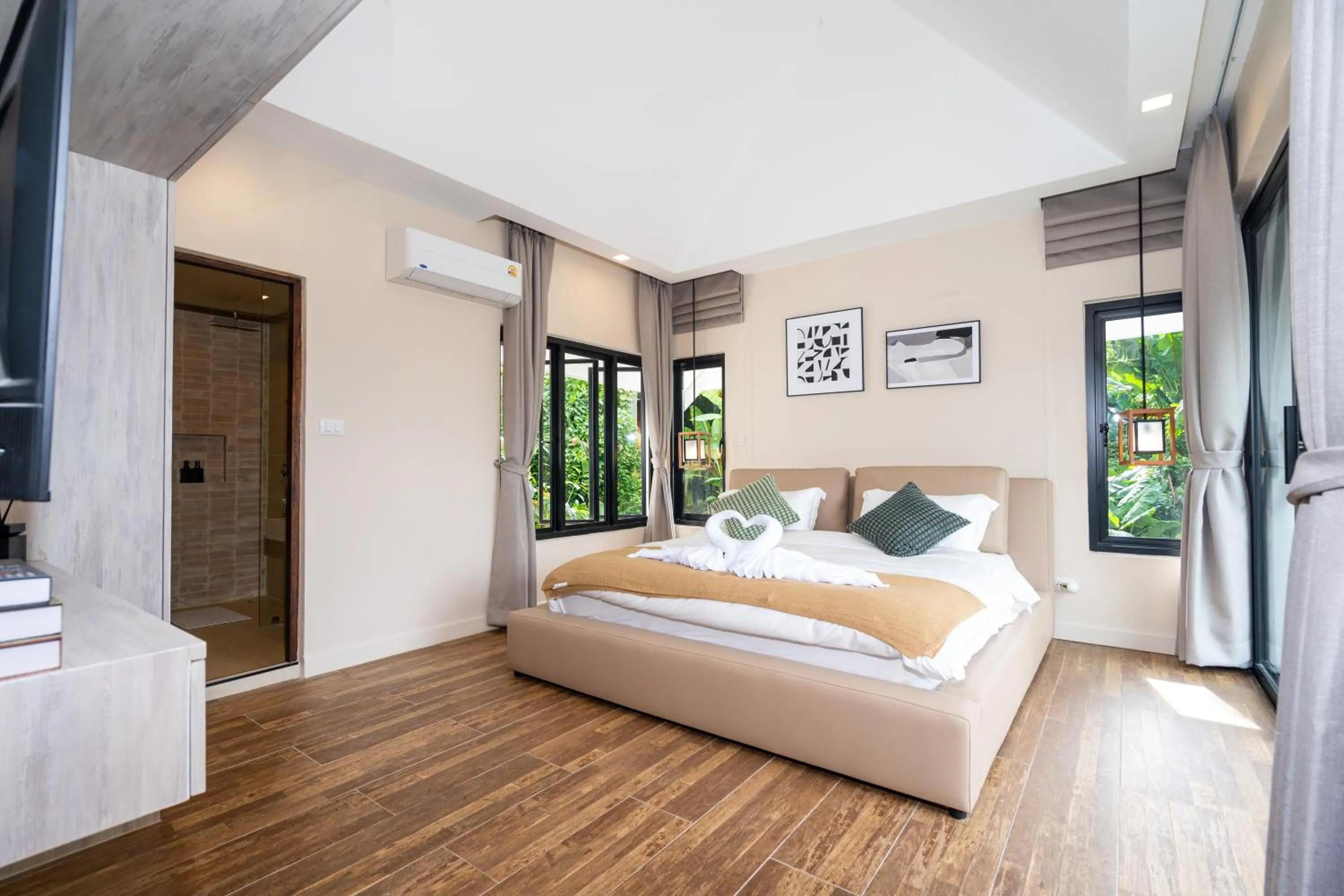Photo of the whole room, Bed in patong hill villa 3