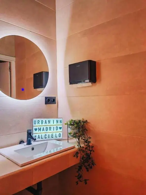 Toilet in Urban Inn Madrid Toilet in Urban Inn Madrid