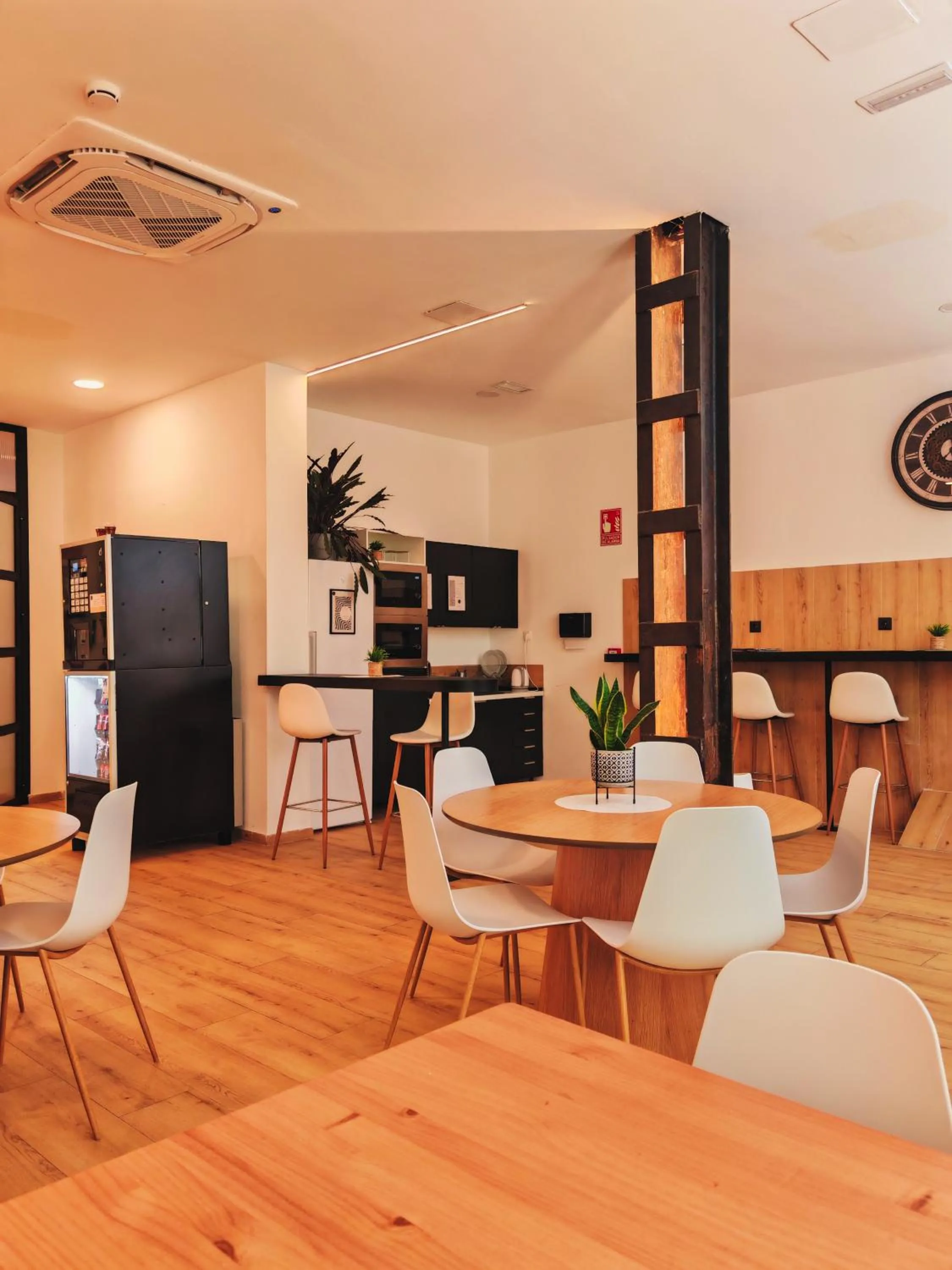 Kitchen or kitchenette in Urban Inn Capsule Madrid