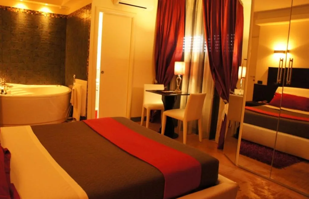 Hot Tub, Bed in Hotel L' Orto degli Otelli