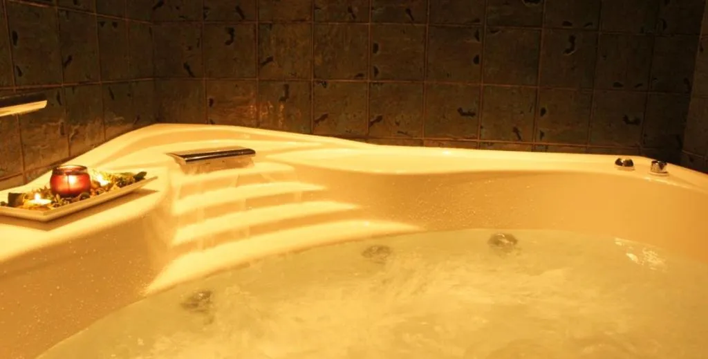 Hot Tub in Hotel L' Orto degli Otelli