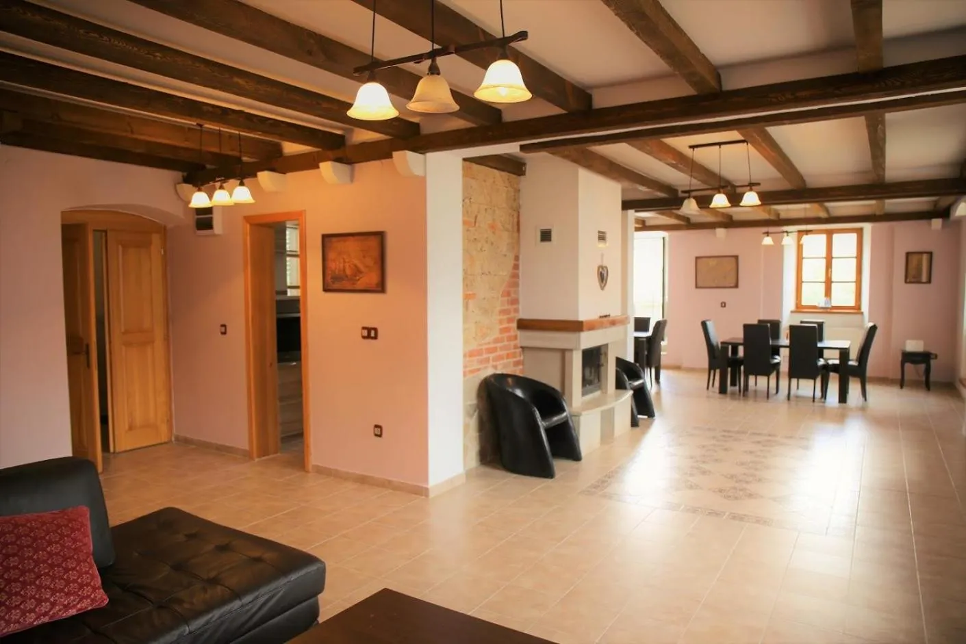 Dining area in Villa Captain