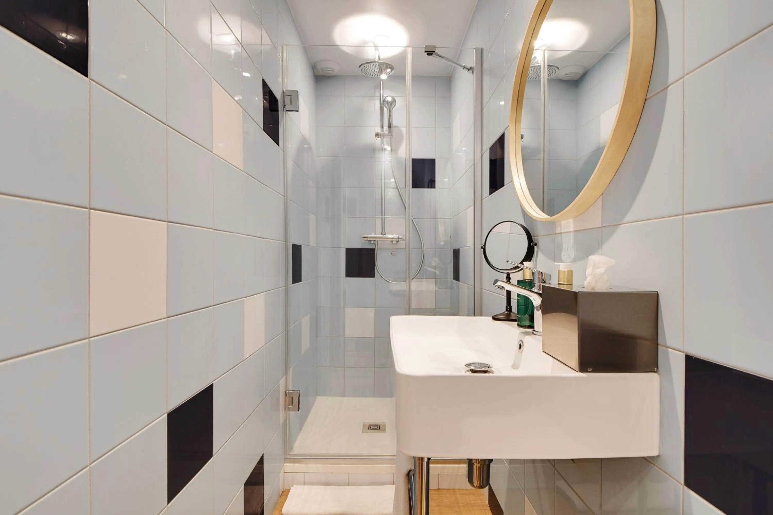 Single Room with Shower - single occupancy in Hôtel Cocoon