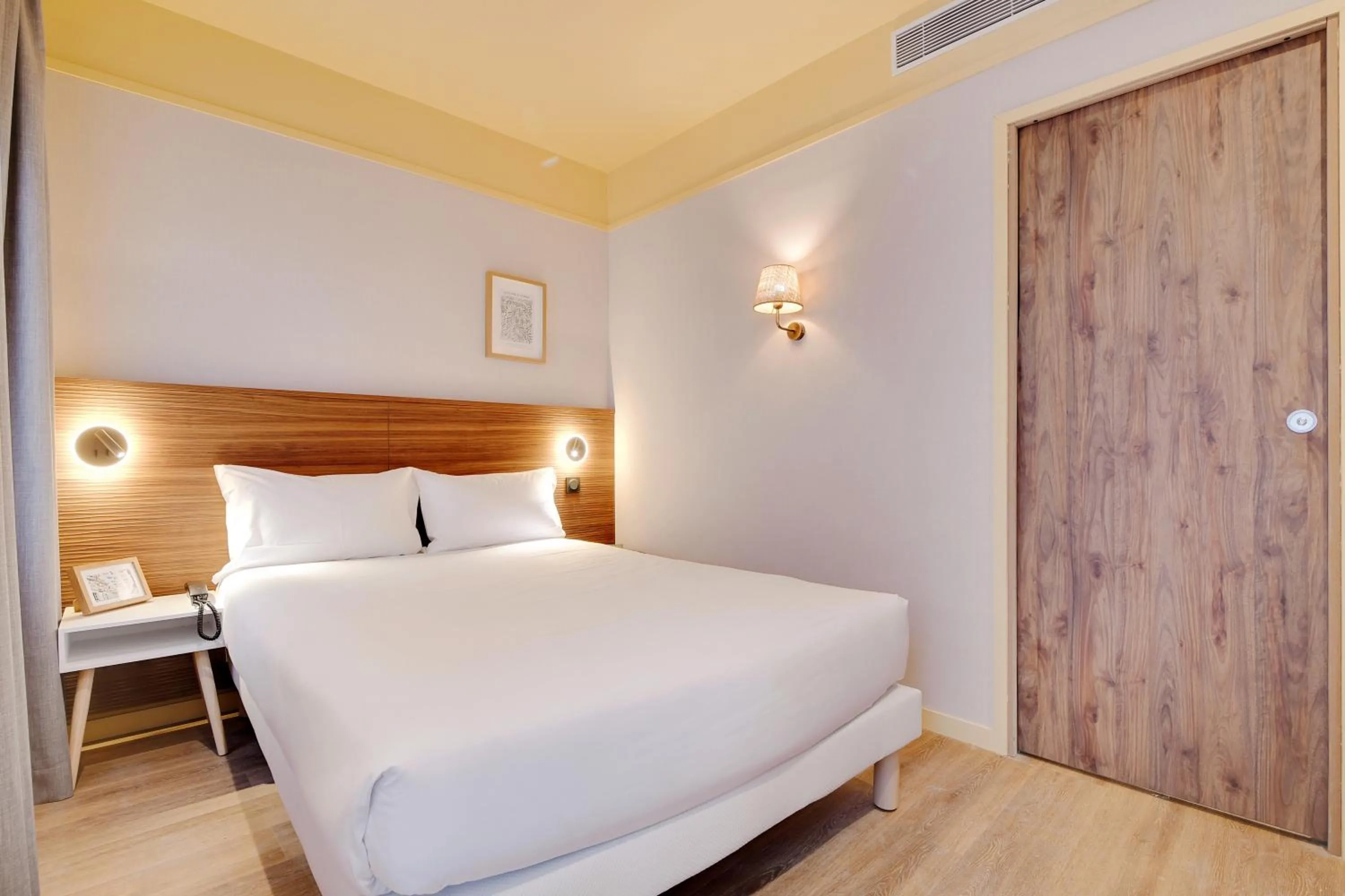 Single Room with Shower - single occupancy in Hôtel Cocoon