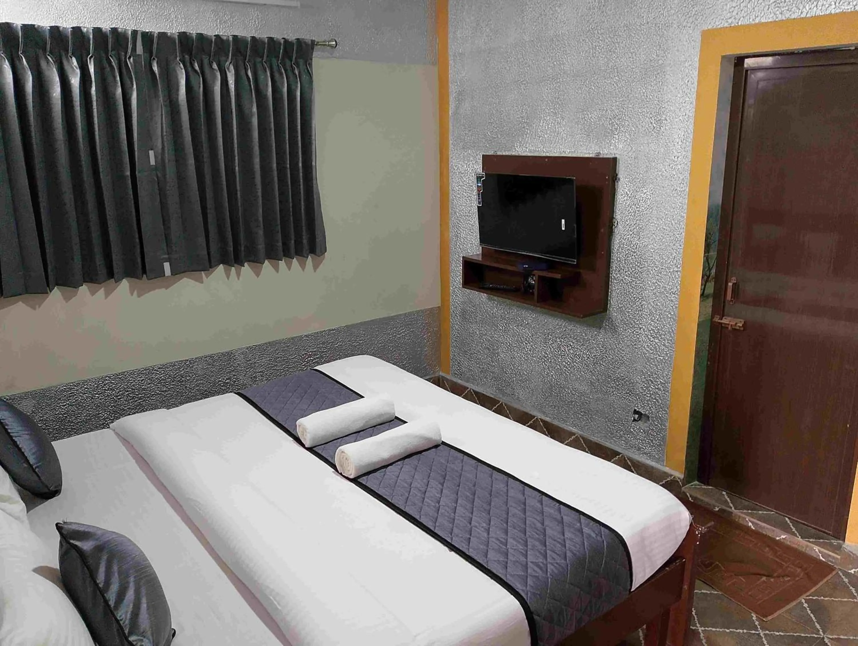 Bathroom, Bed in Misty Valley Inn