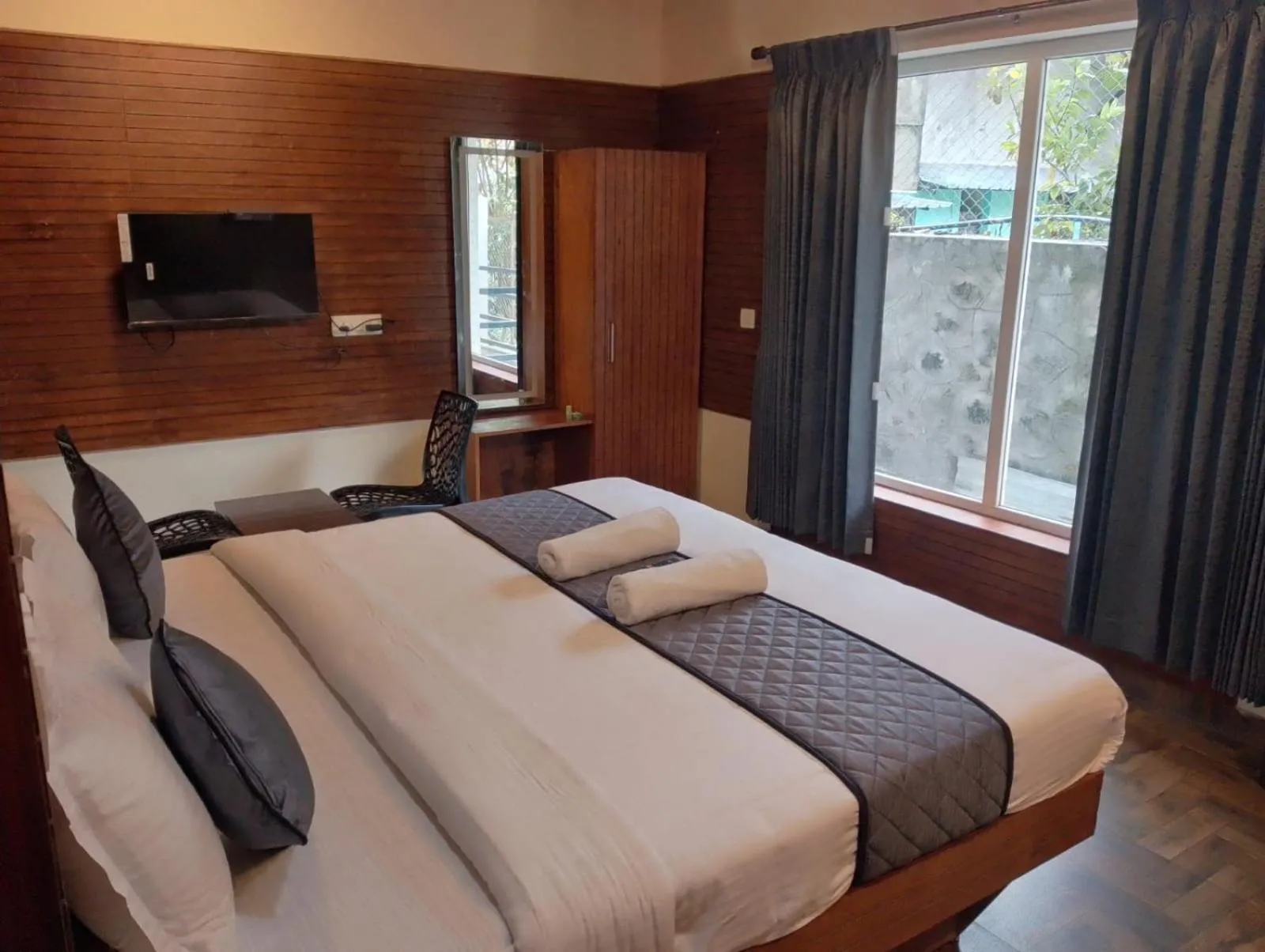 Bed in Misty Valley Inn