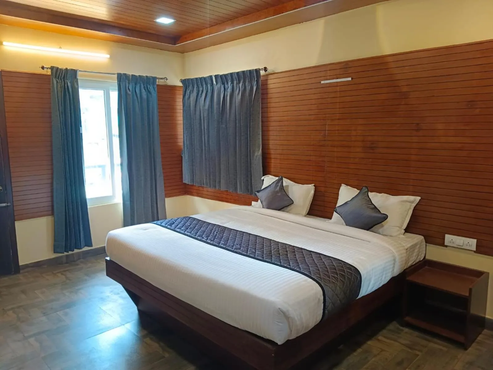 Bathroom, Bed in Misty Valley Inn