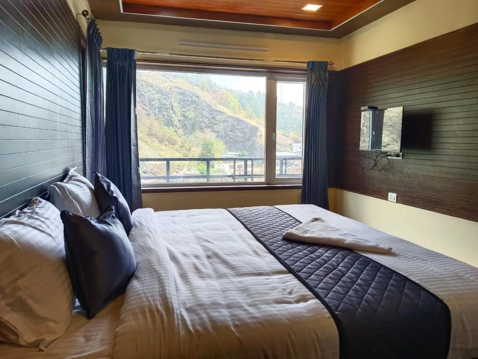 Bed in Misty Valley Inn