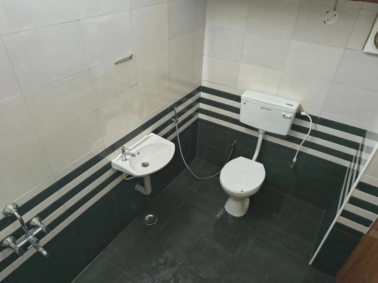 Toilet in Misty Valley Inn