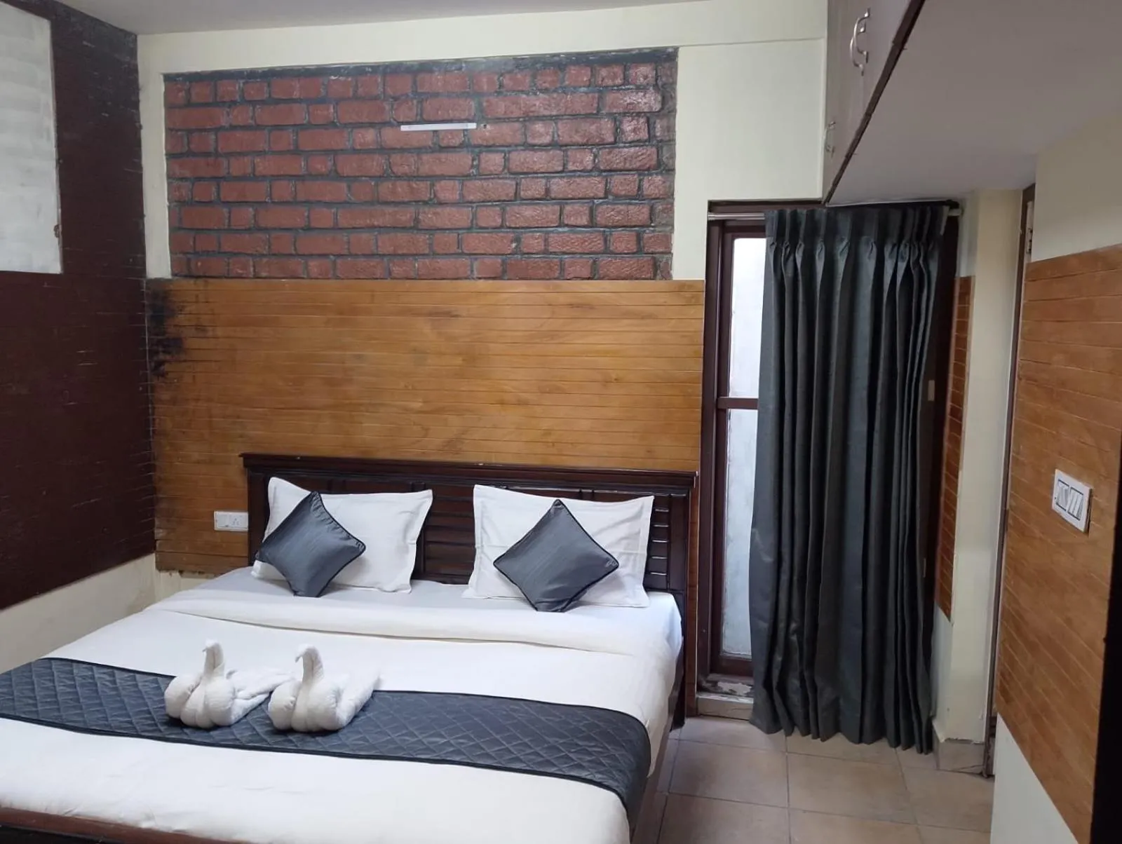 Bed in Misty Valley Inn