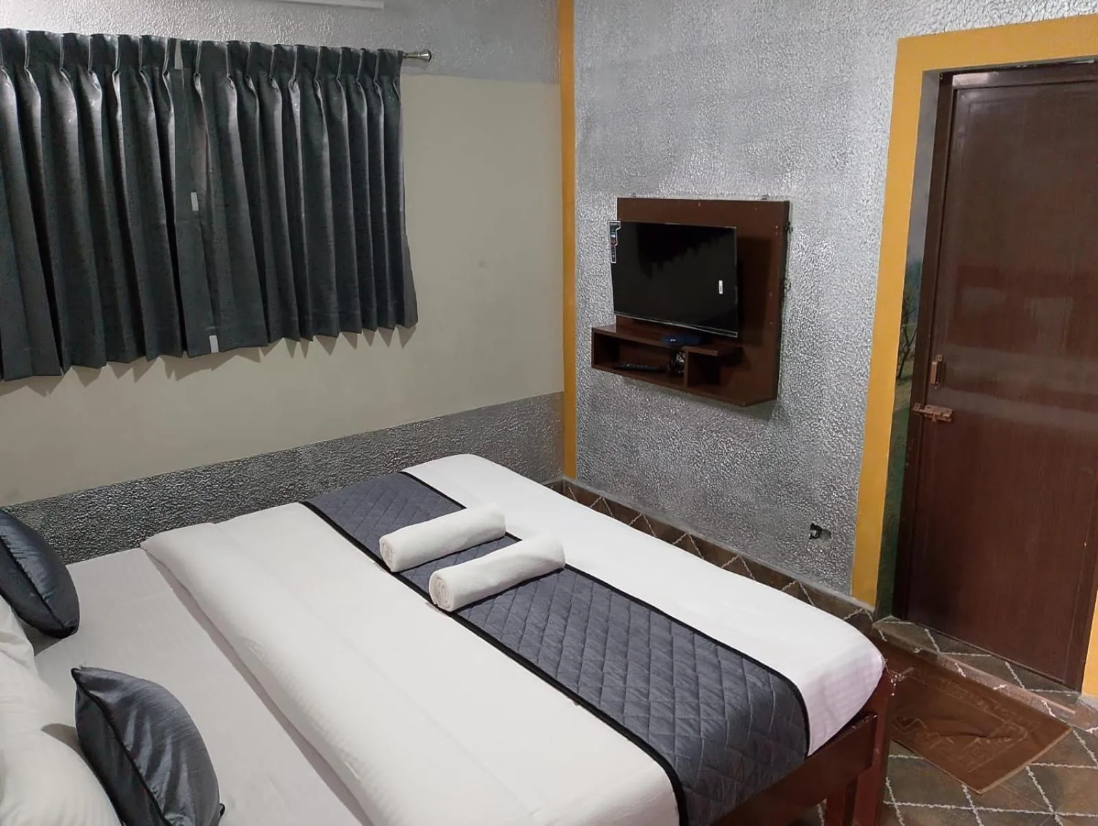 Bedroom, Bed in Misty Valley Inn