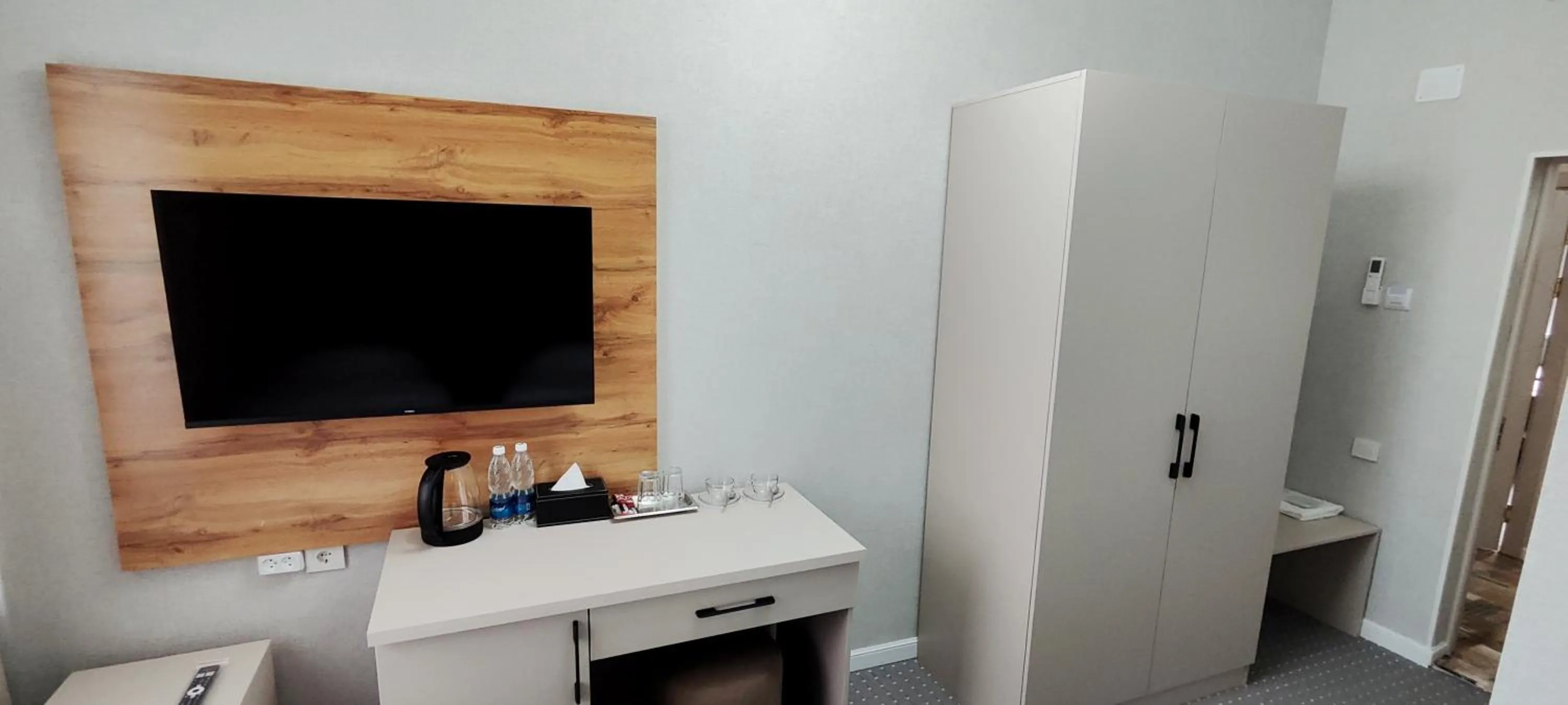 TV and multimedia in Cozy Hotel