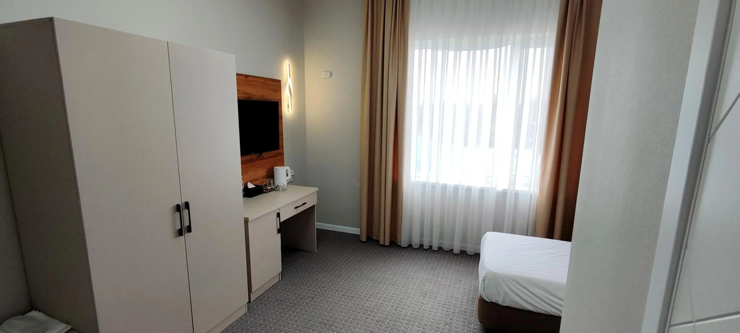 Communal lounge/ TV room in Cozy Hotel