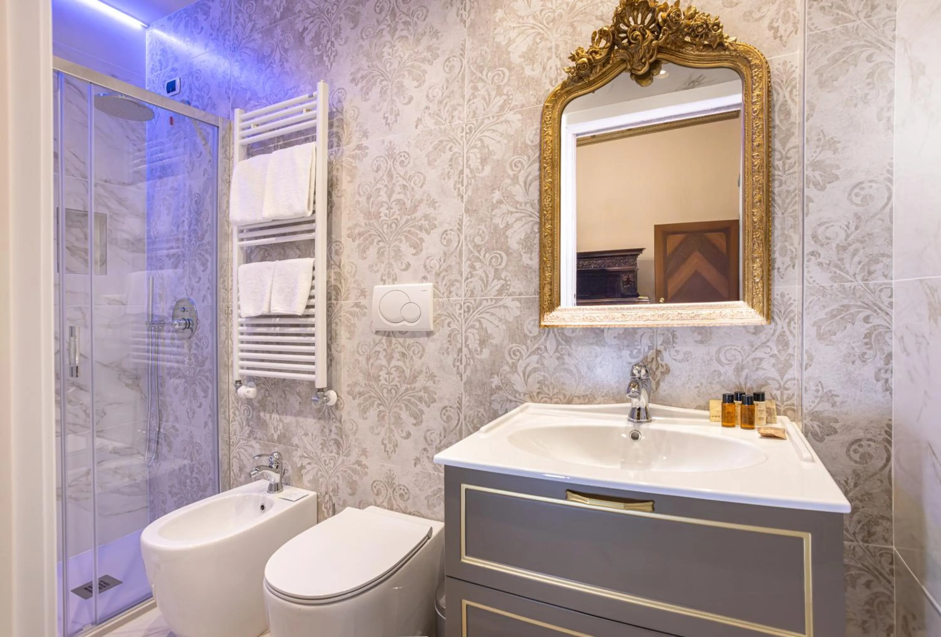 Shower in Antico Portego