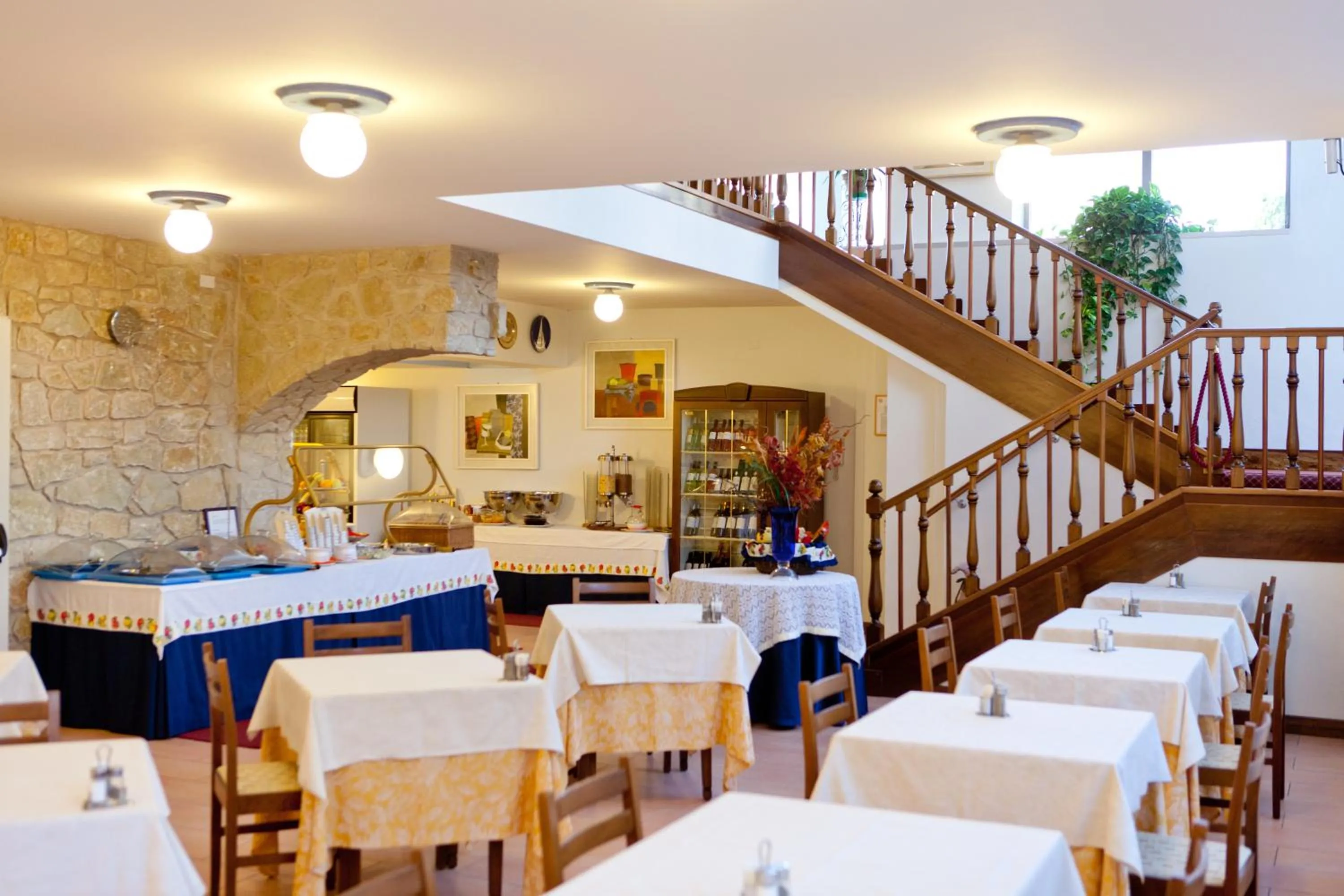Restaurant/places to eat in Hotel Idania