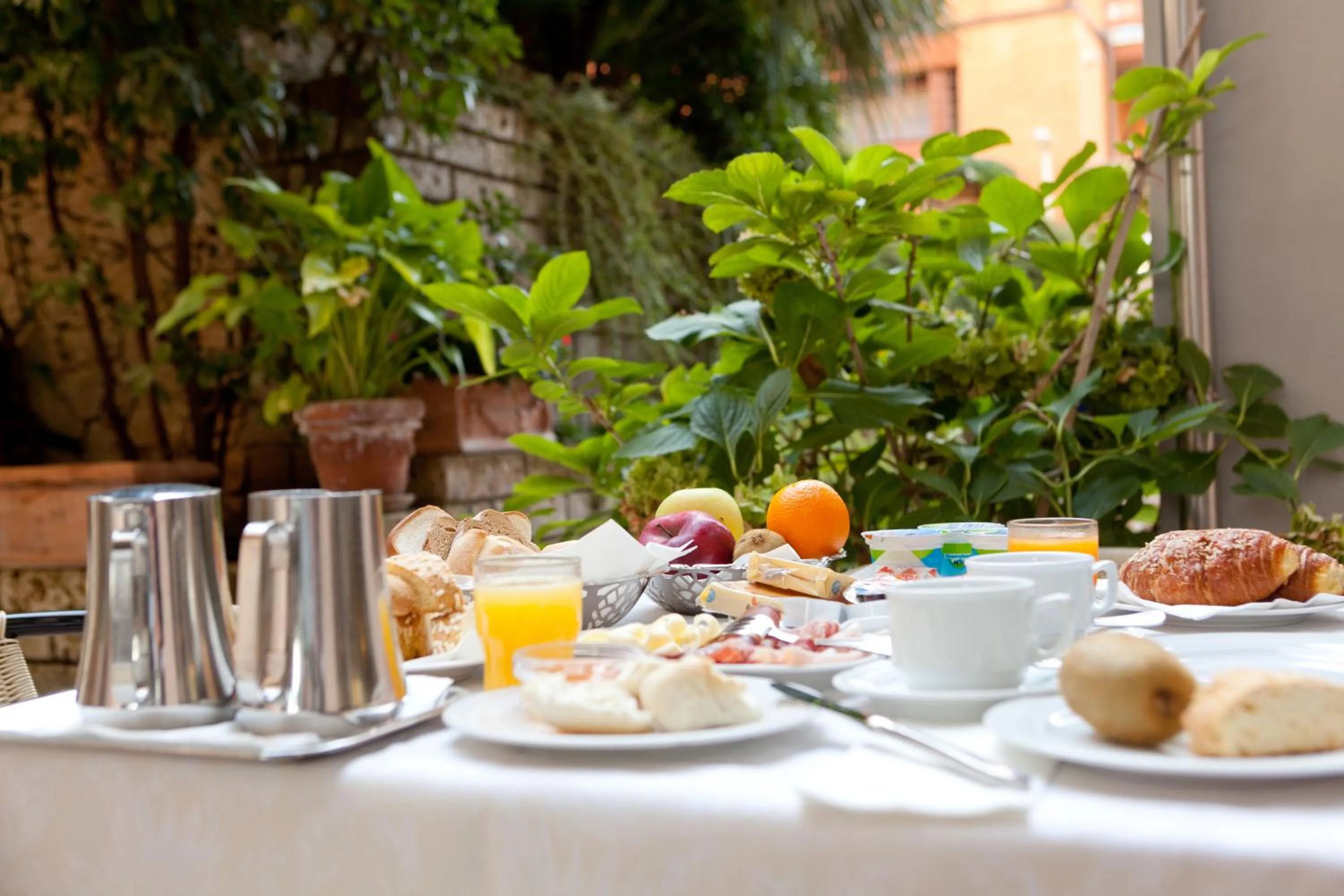 Restaurant/places to eat in Hotel Idania