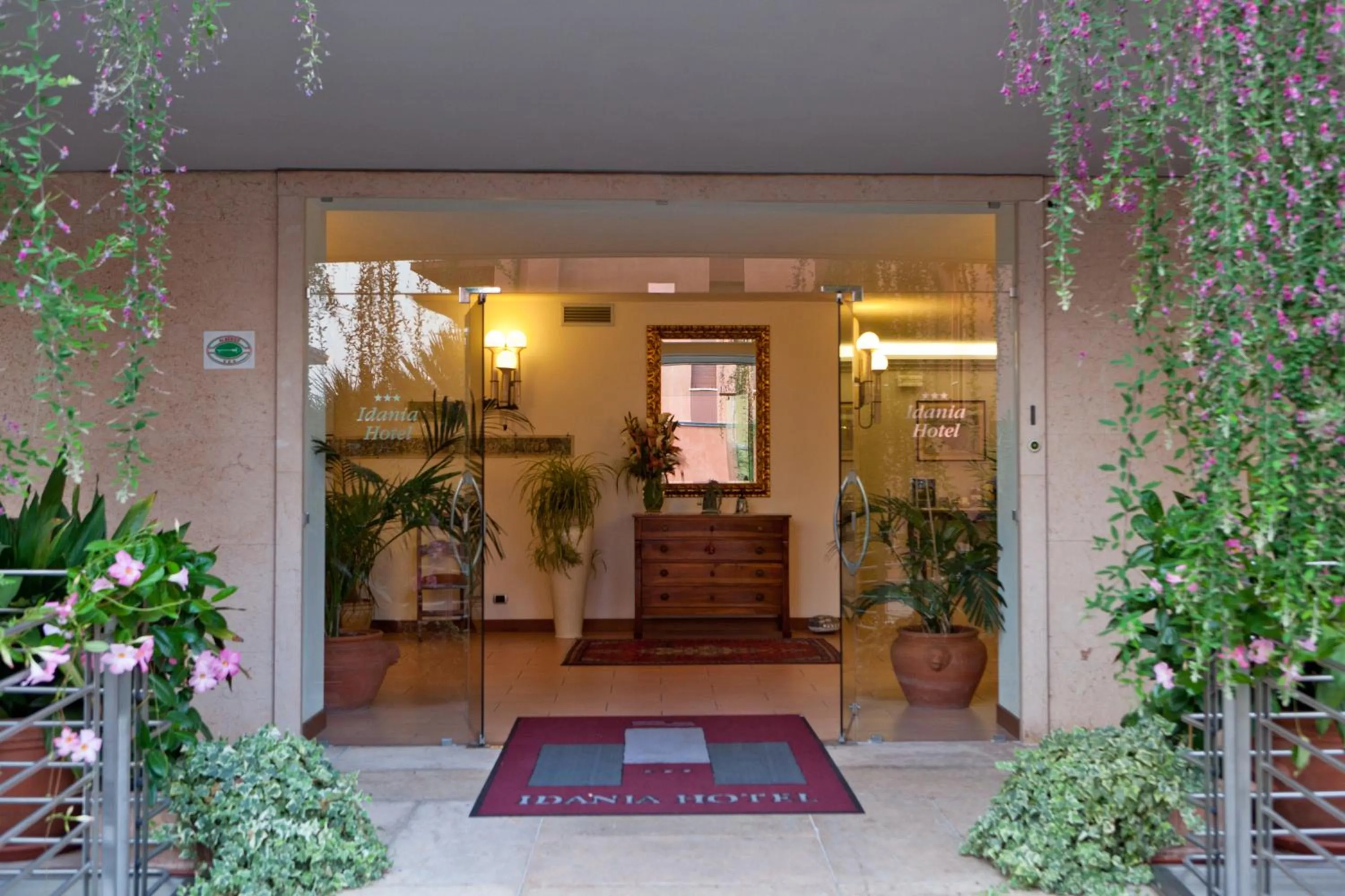 Facade/entrance in Hotel Idania