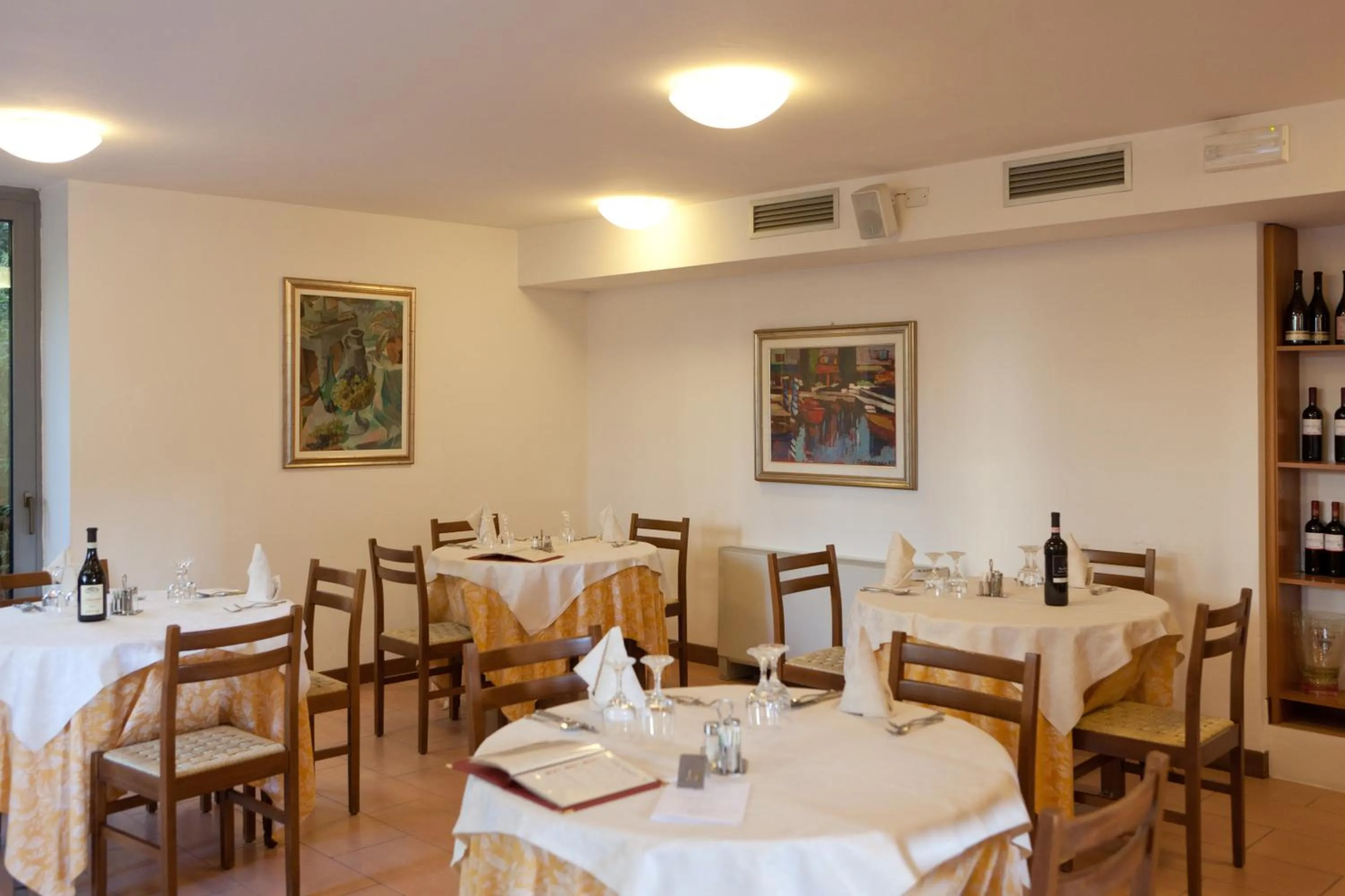 Restaurant/places to eat in Hotel Idania