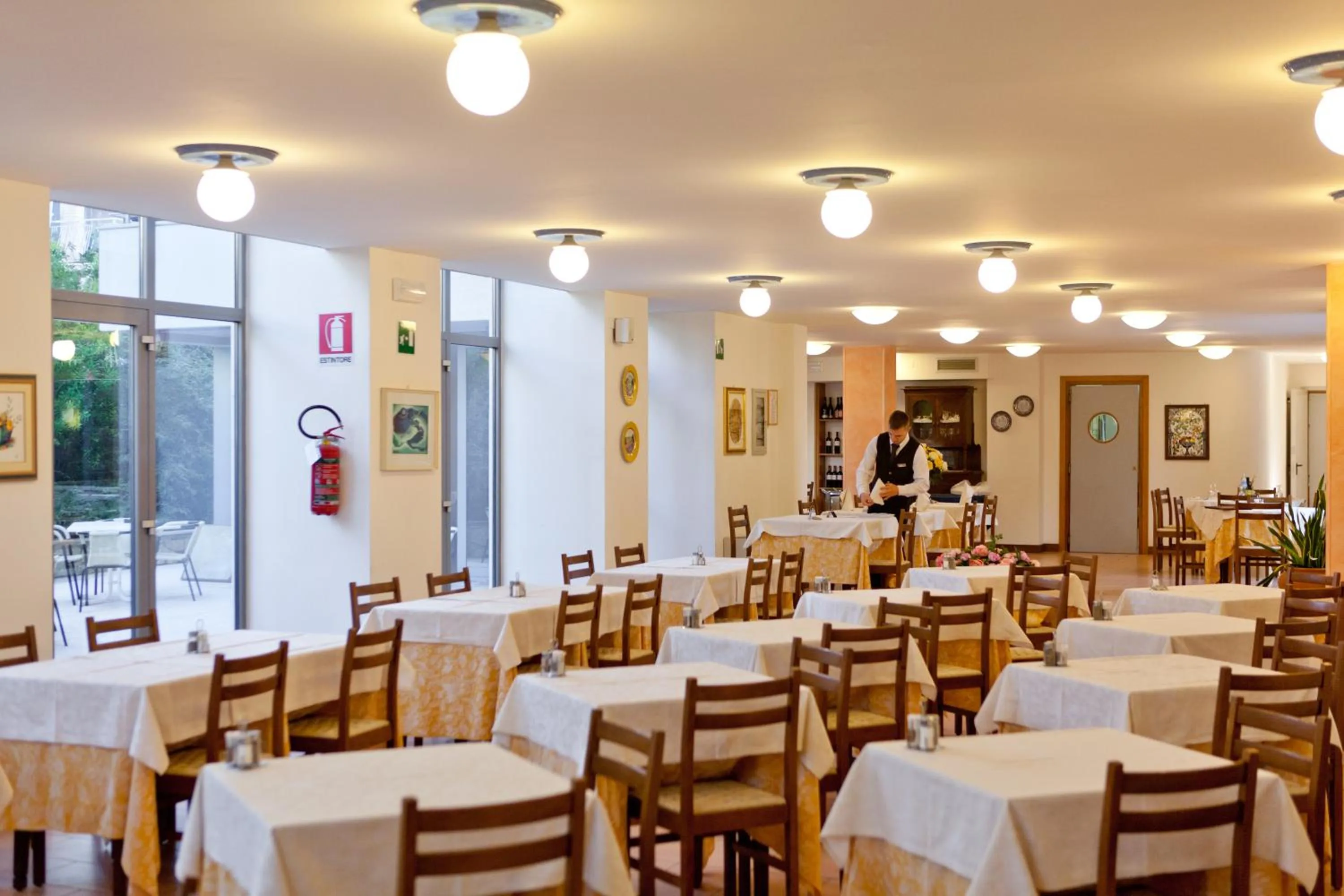 Restaurant/places to eat in Hotel Idania