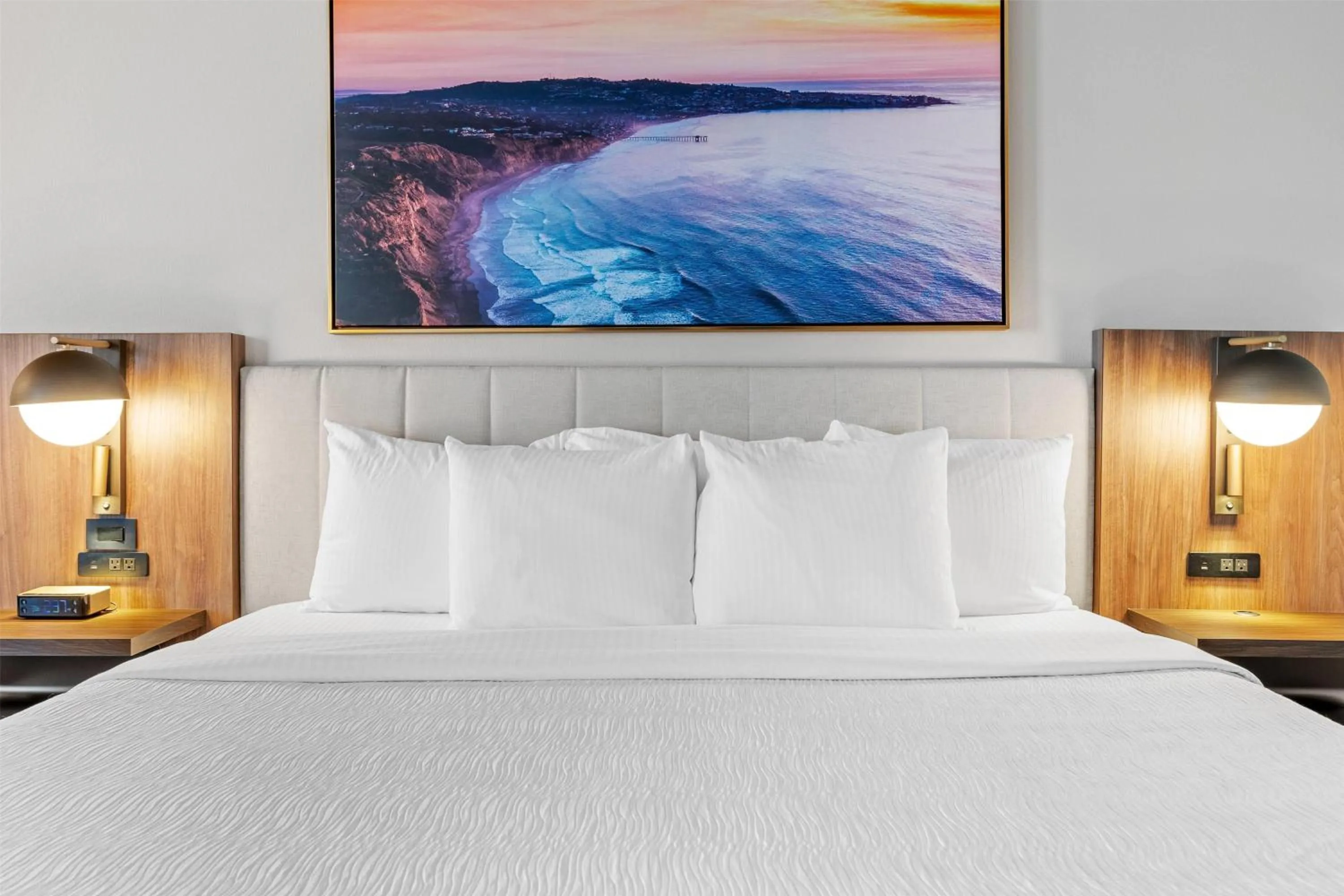 Photo of the whole room, Bed in La Quinta Inn & Suites by Wyndham La Habra