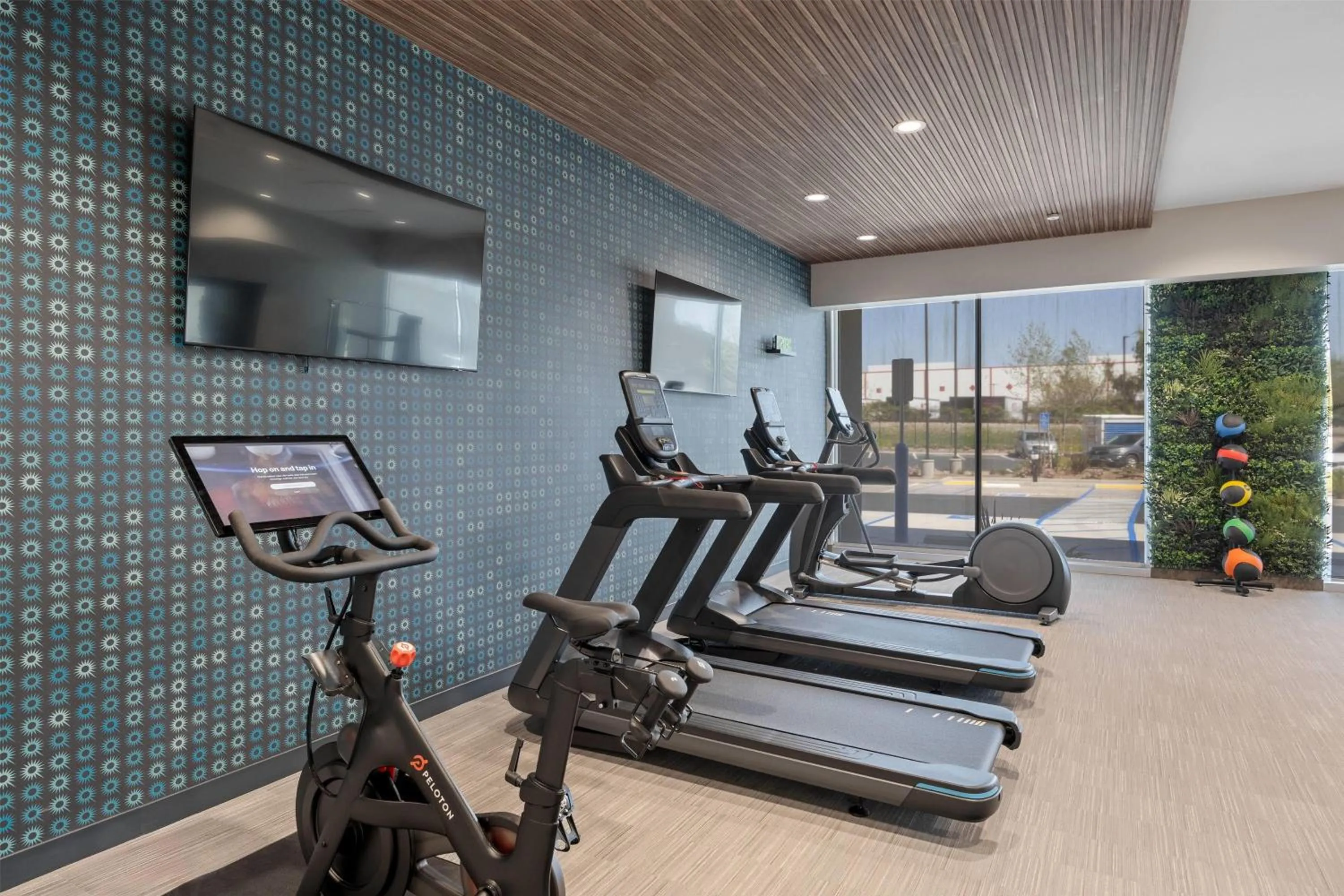Fitness centre/facilities in La Quinta Inn & Suites by Wyndham La Habra