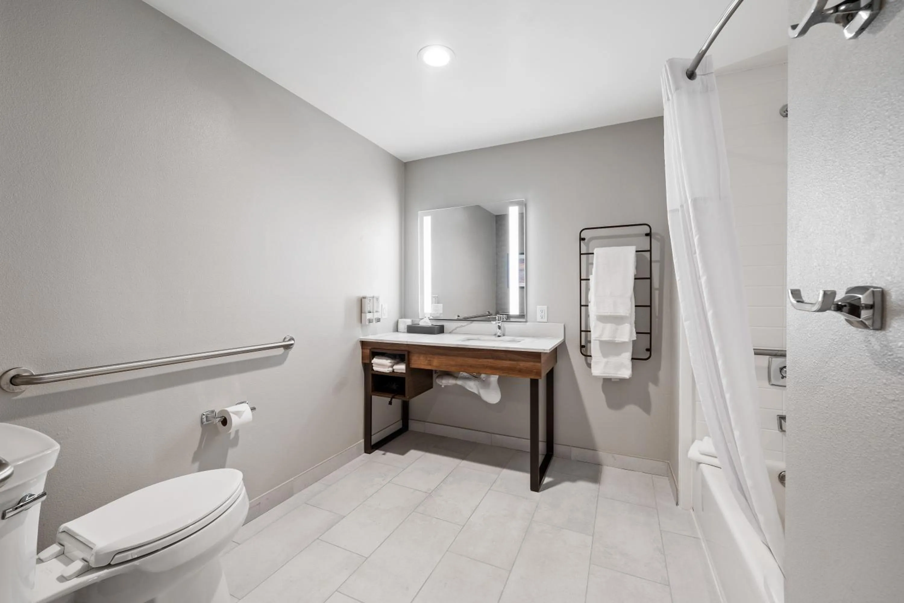 Bathroom in La Quinta Inn & Suites by Wyndham La Habra