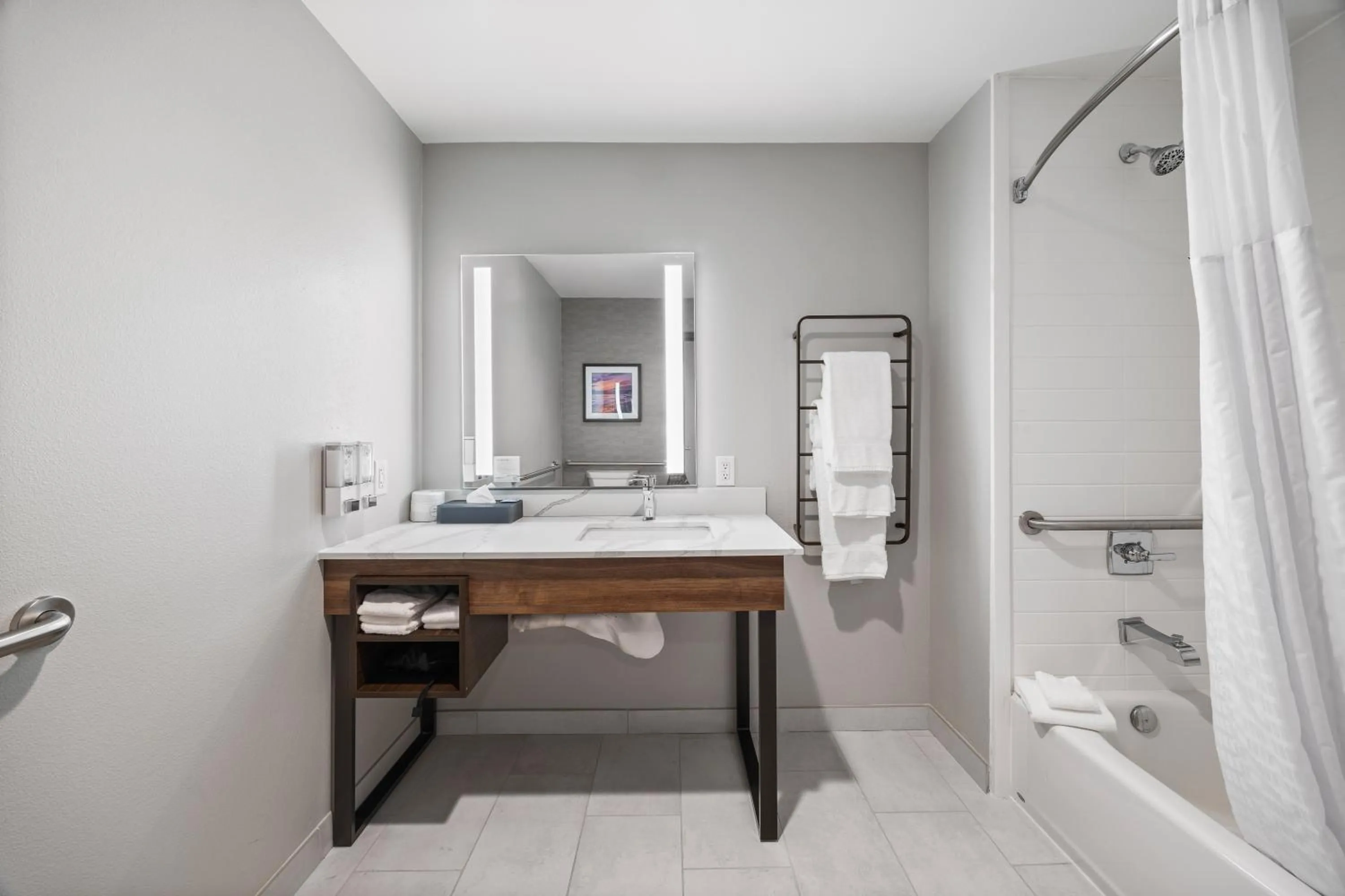 Bathroom in La Quinta Inn & Suites by Wyndham La Habra