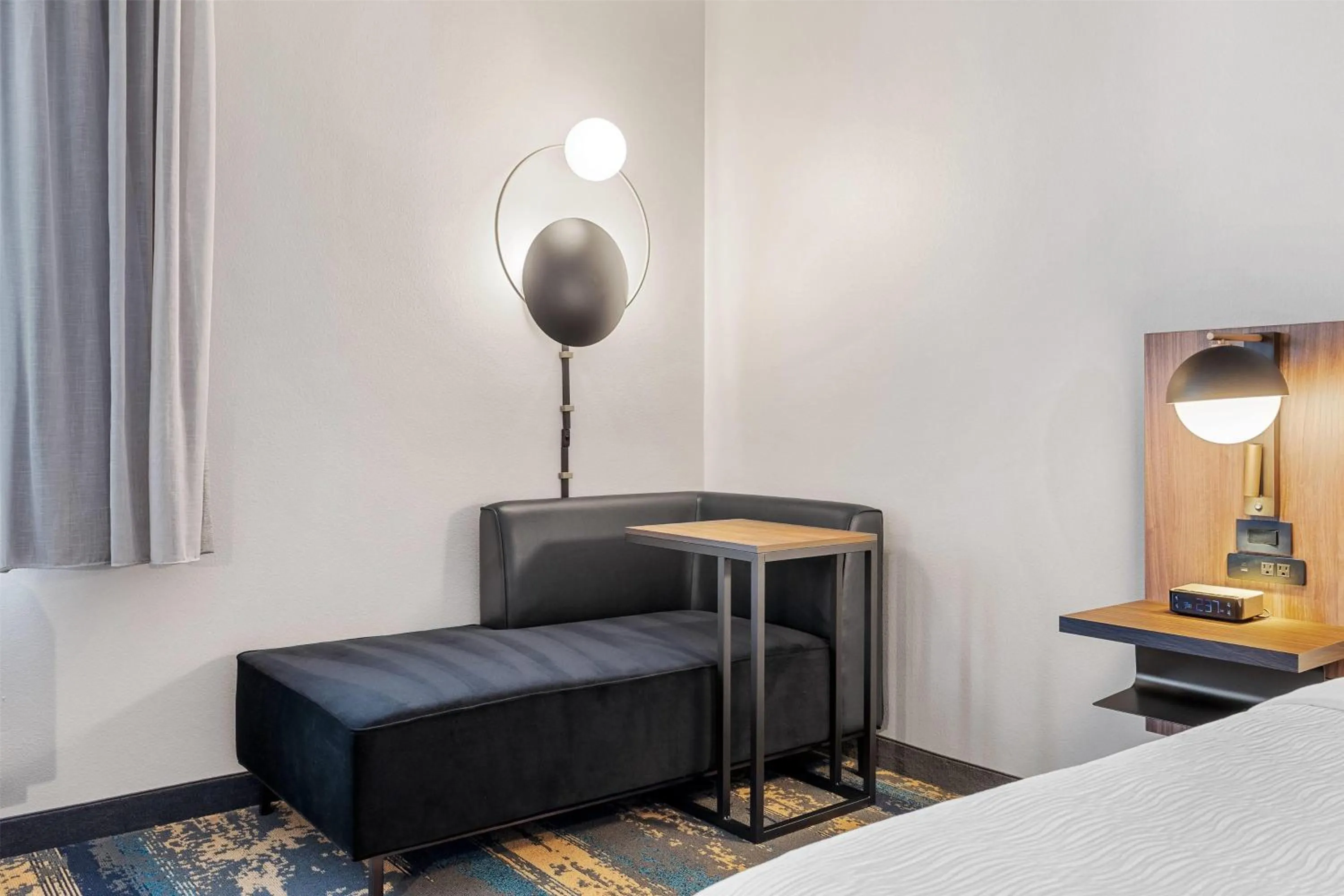 Photo of the whole room, Bed in La Quinta Inn & Suites by Wyndham La Habra