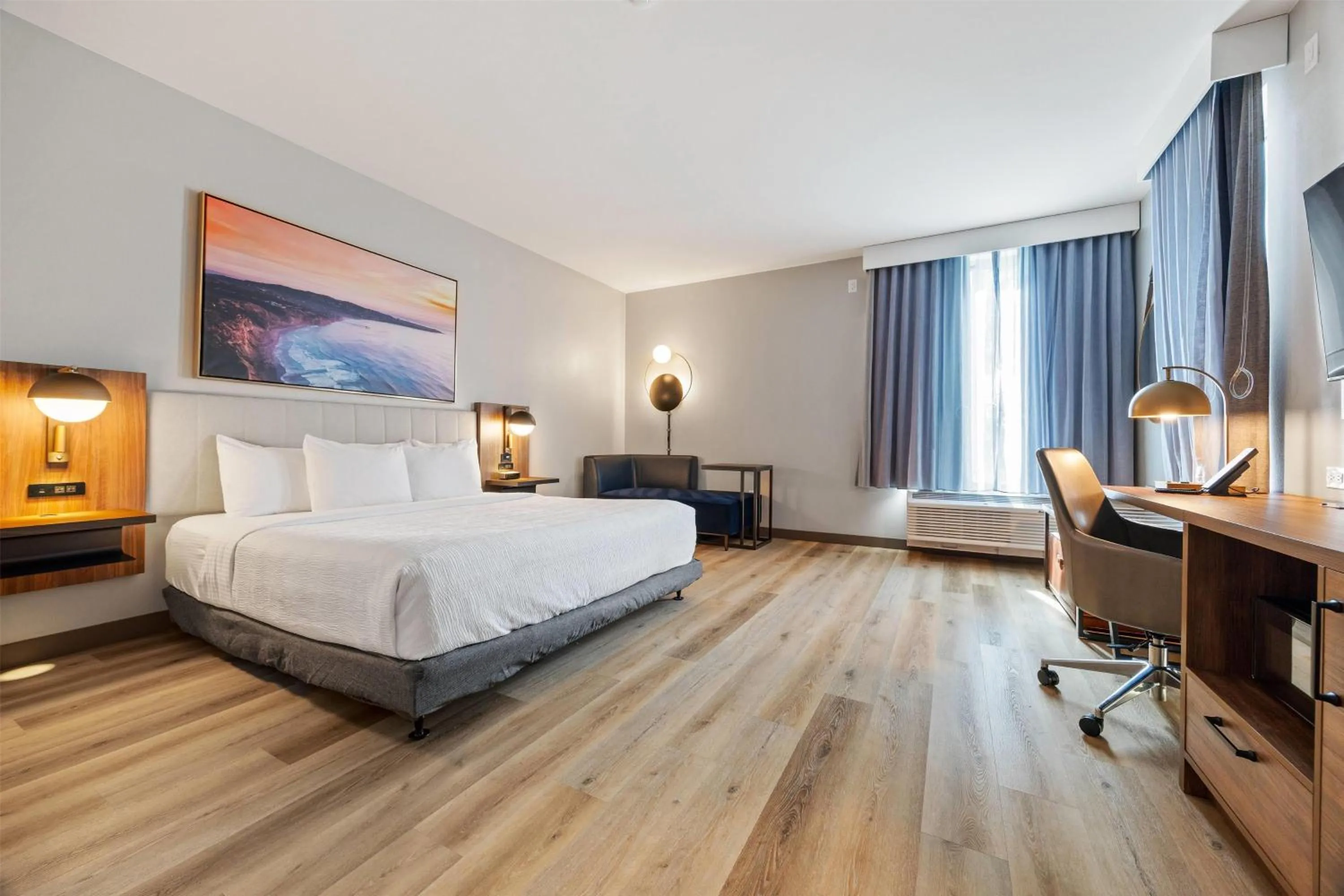 Photo of the whole room, Bed in La Quinta Inn & Suites by Wyndham La Habra