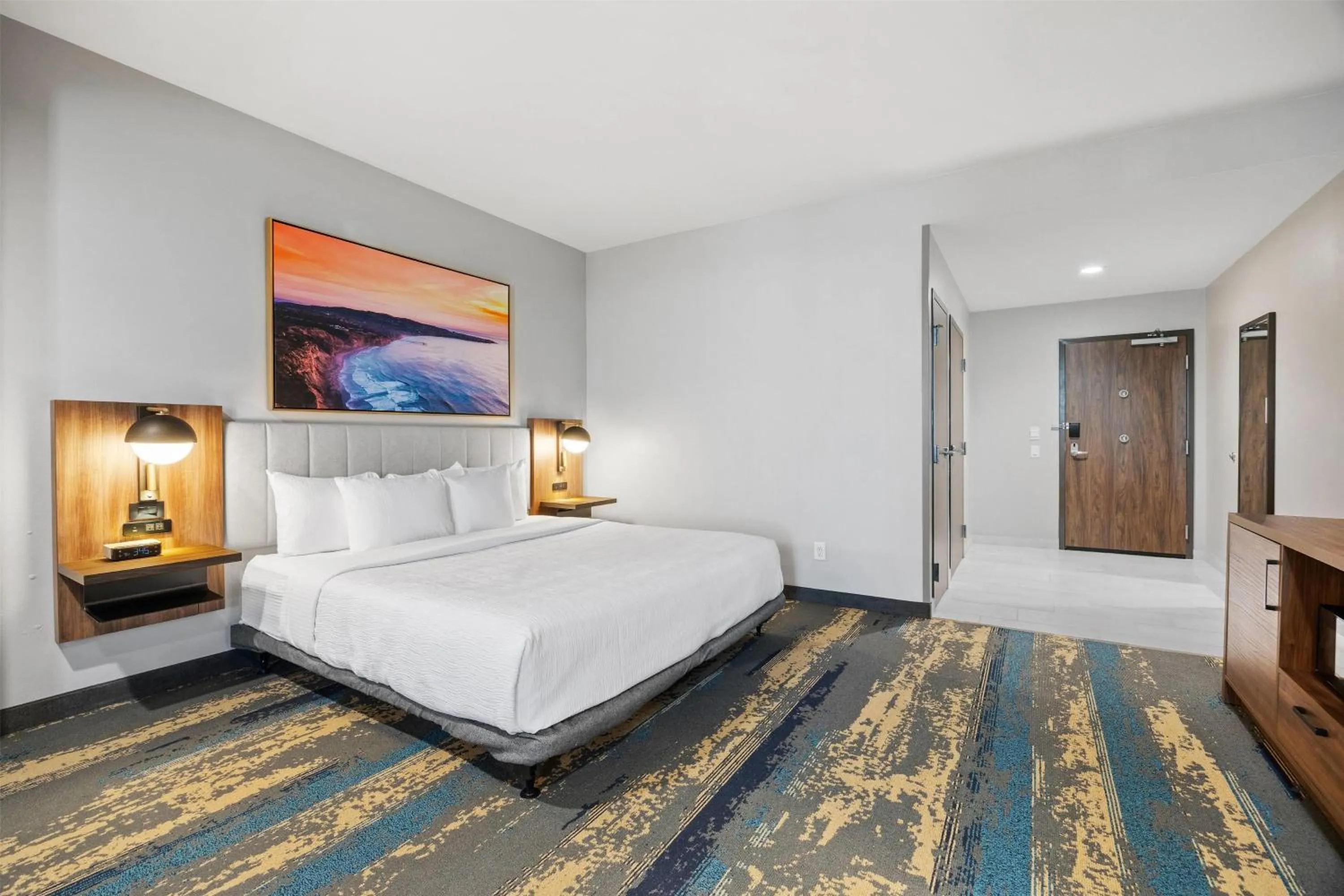 Photo of the whole room, Bed in La Quinta Inn & Suites by Wyndham La Habra