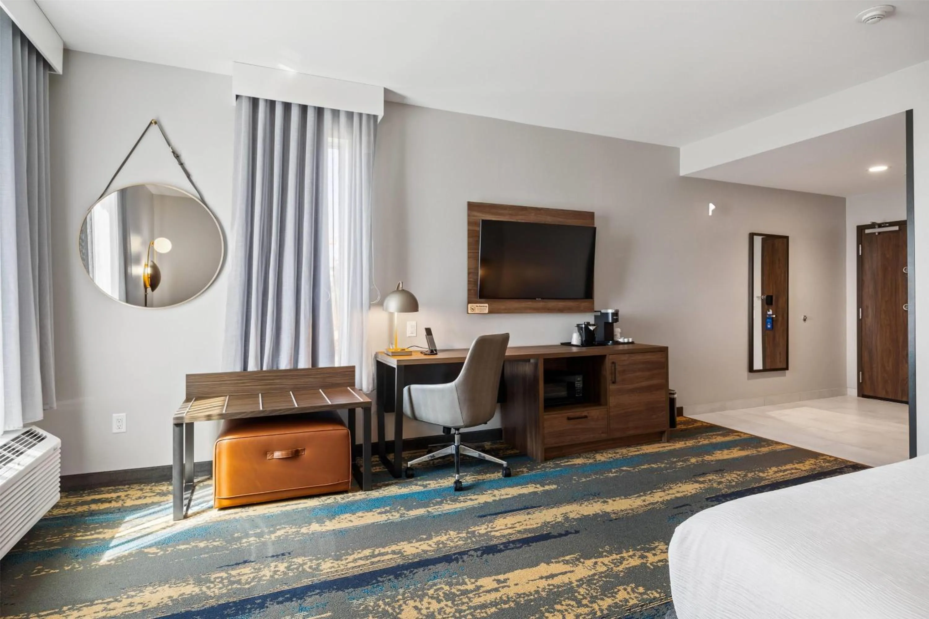 Photo of the whole room, Bed in La Quinta Inn & Suites by Wyndham La Habra