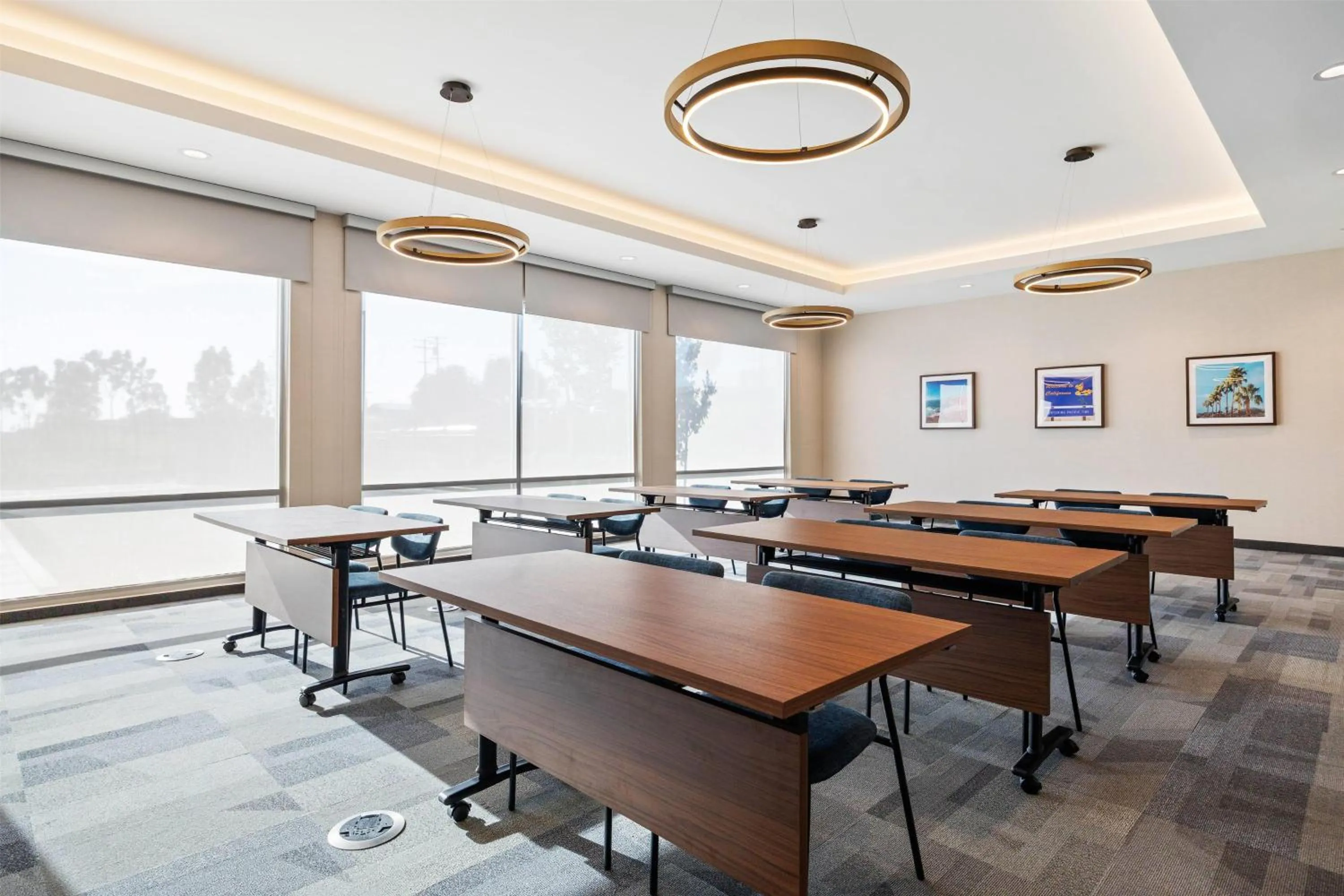 Meeting/conference room in La Quinta Inn & Suites by Wyndham La Habra