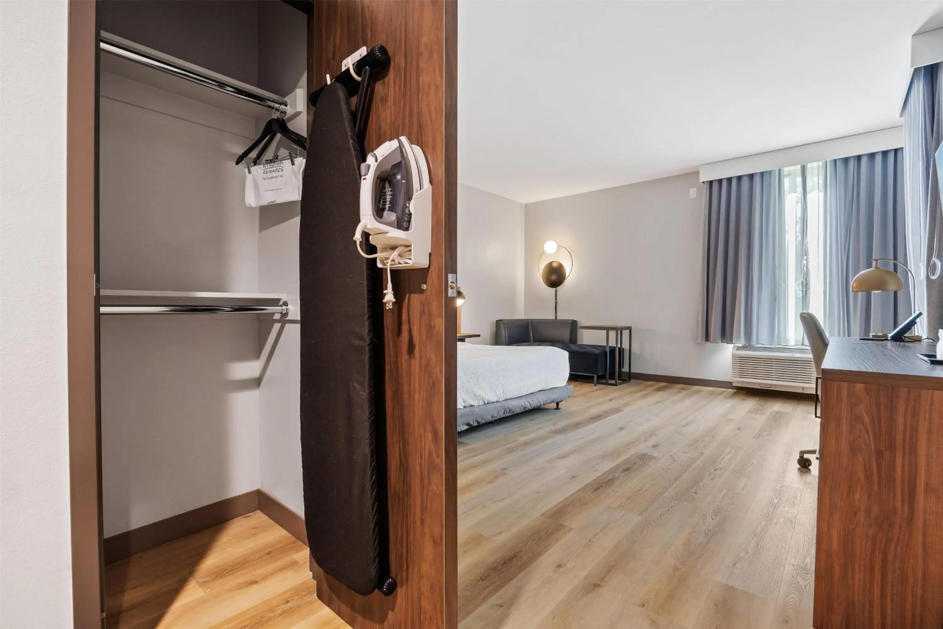 Photo of the whole room, Bed in La Quinta Inn & Suites by Wyndham La Habra