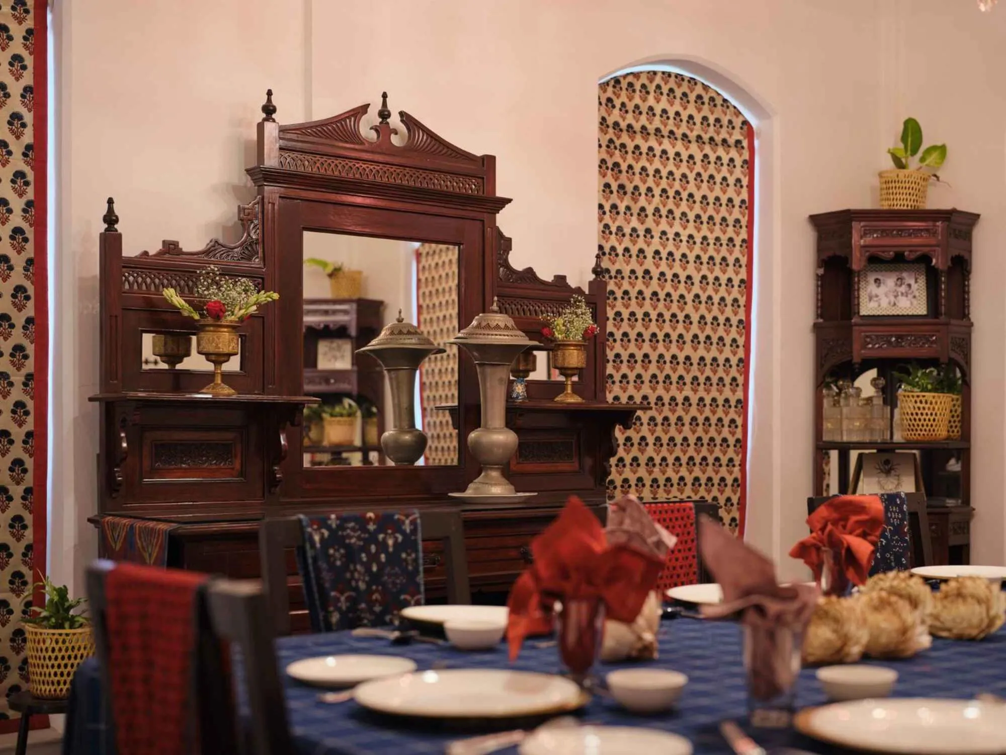 Restaurant/places to eat in juSTa Diwans Bungalow